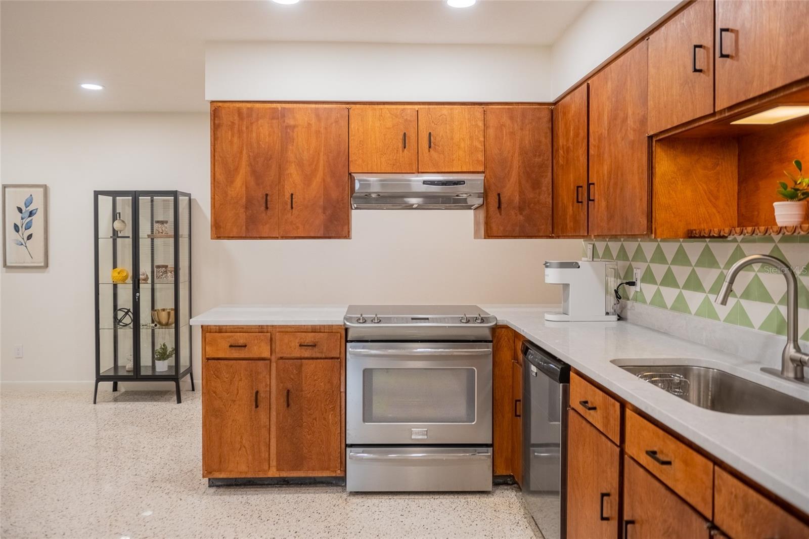 Image 6 of 15 For 725 Wilson Avenue