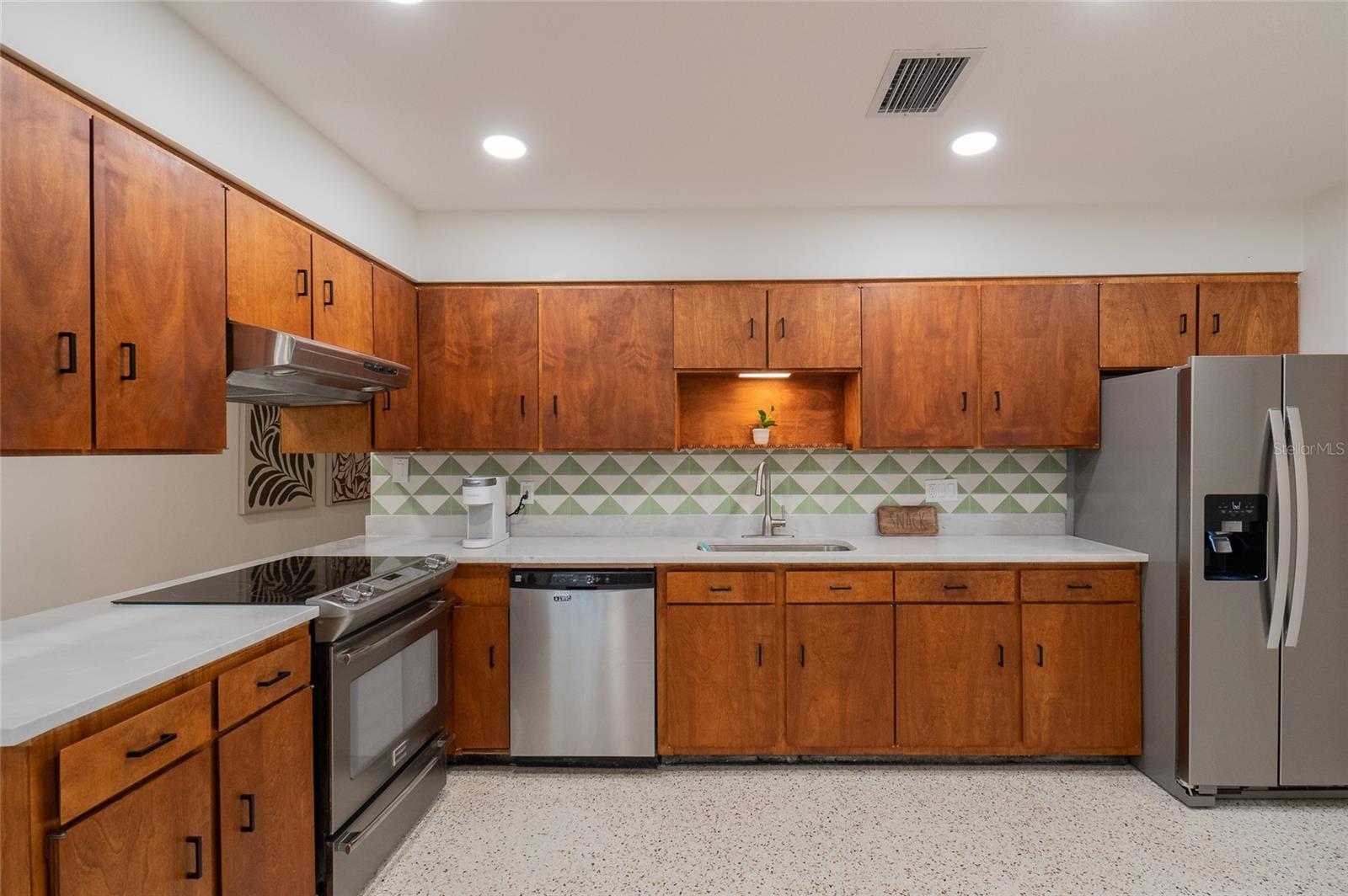 Image 8 of 15 For 725 Wilson Avenue