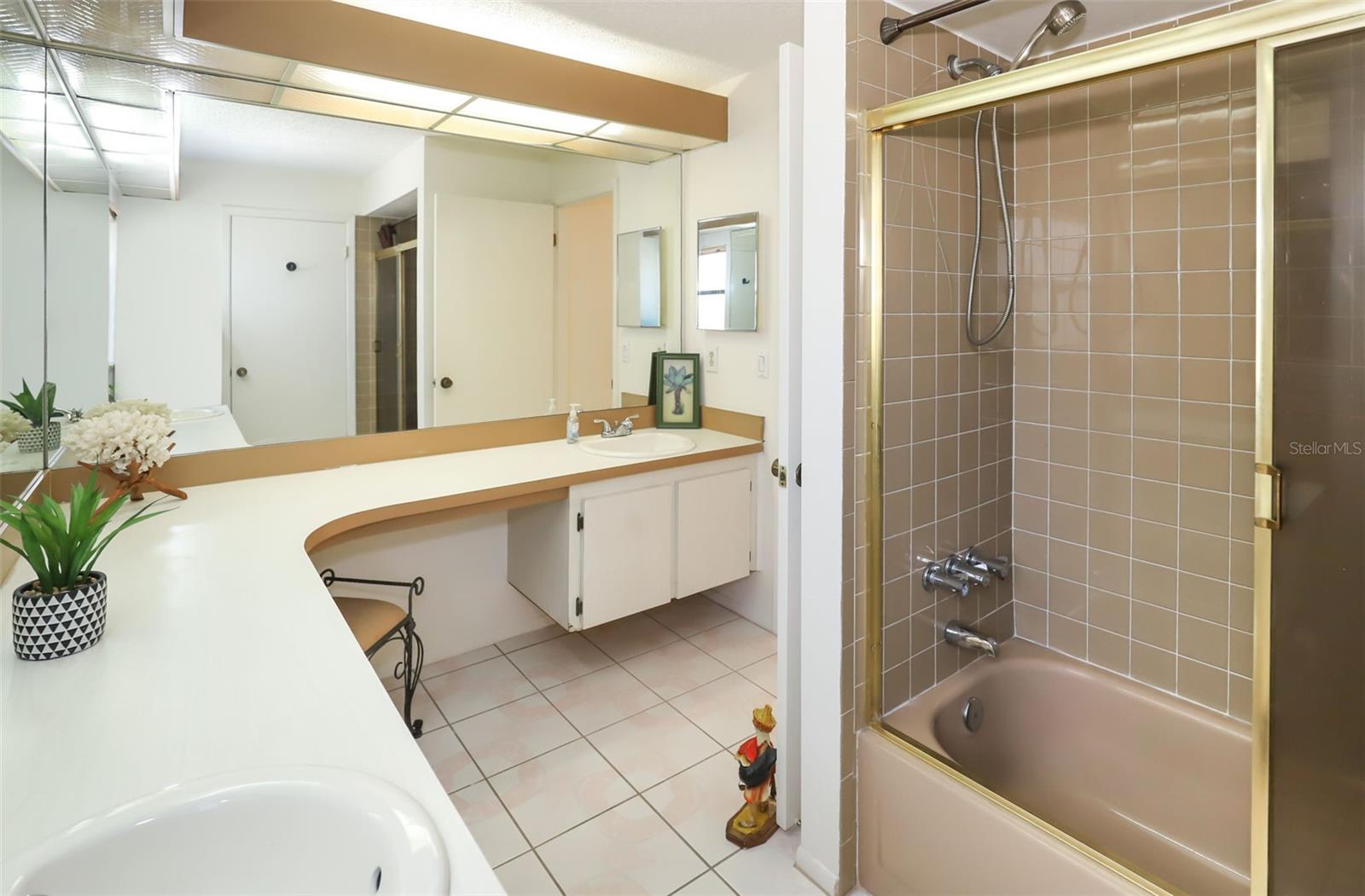 Listing photo id 14 for 2431 Pinetta Court
