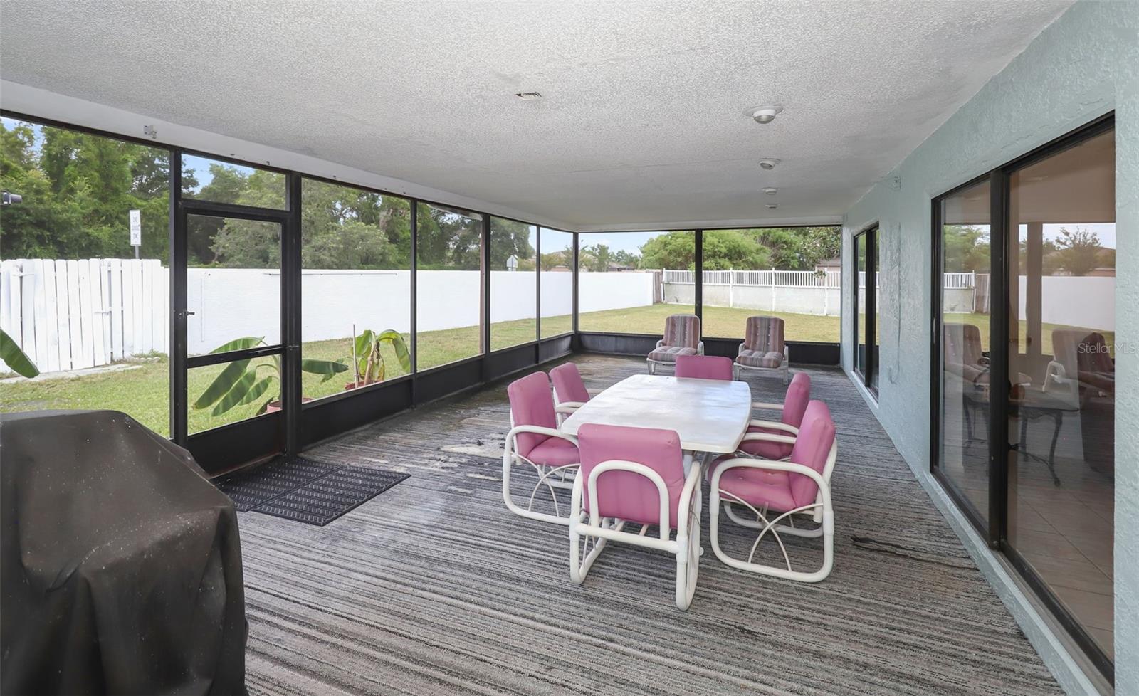 Listing photo id 16 for 2431 Pinetta Court