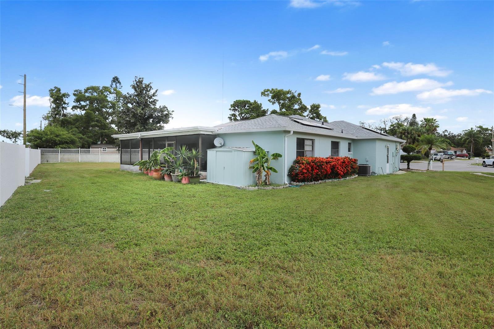 Listing photo id 17 for 2431 Pinetta Court