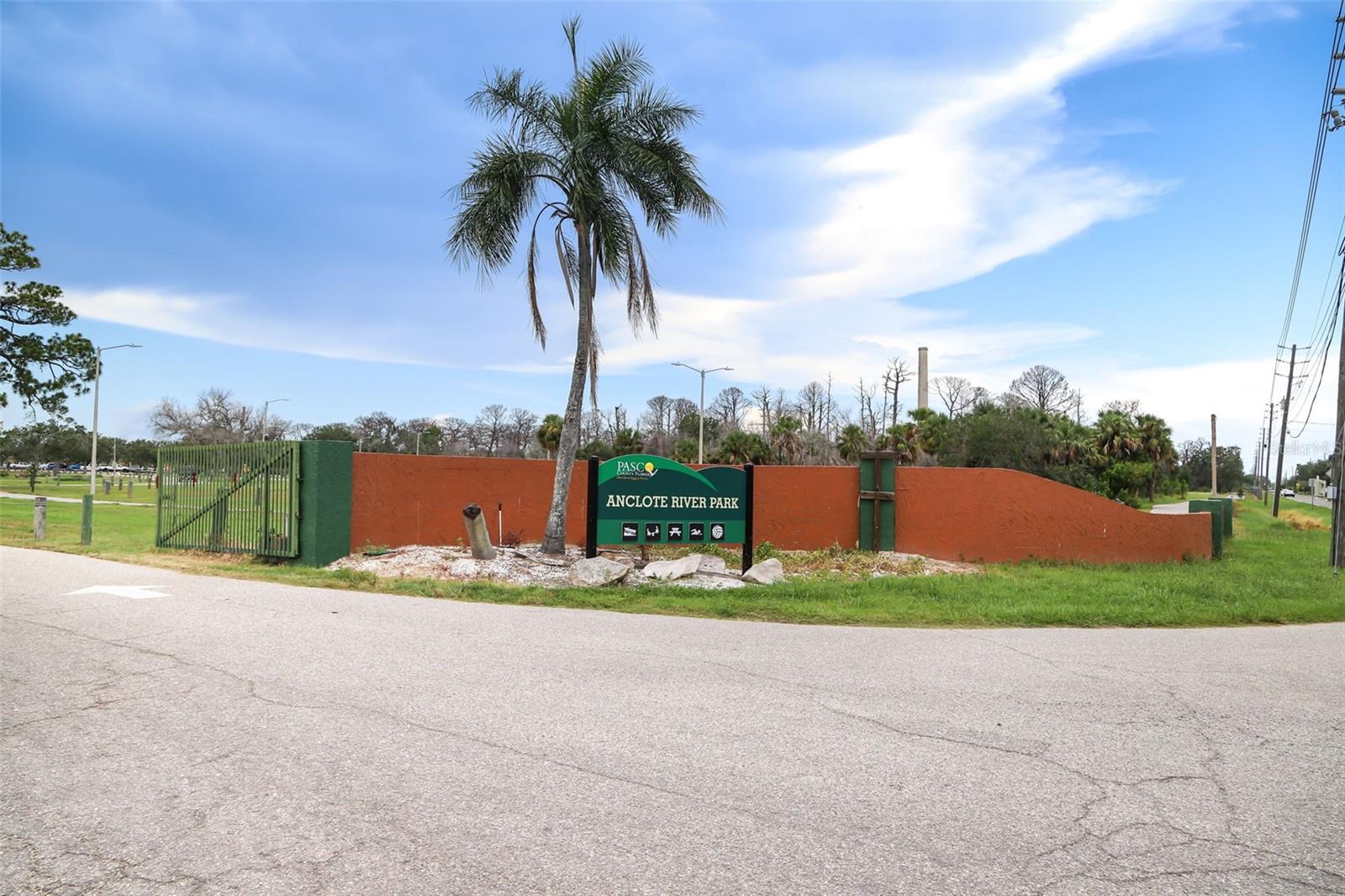 Listing photo id 19 for 2431 Pinetta Court