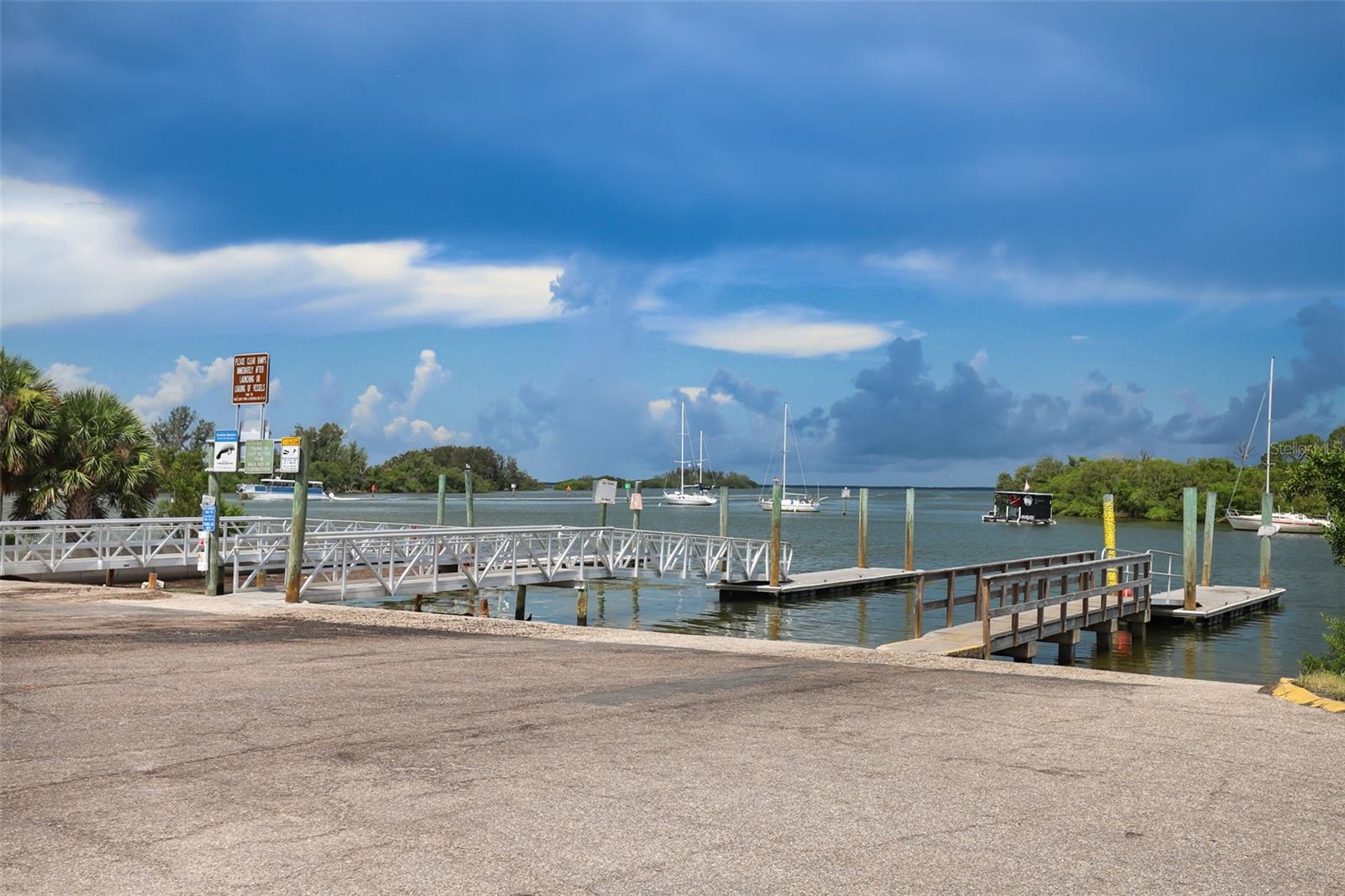 Listing photo id 20 for 2431 Pinetta Court