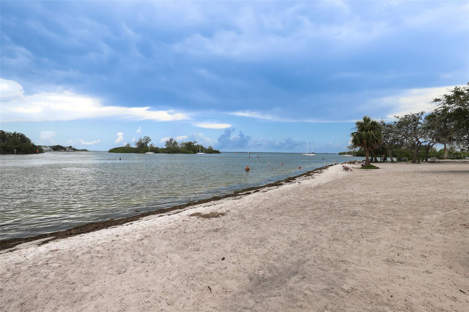 Listing photo id 21 for 2431 Pinetta Court