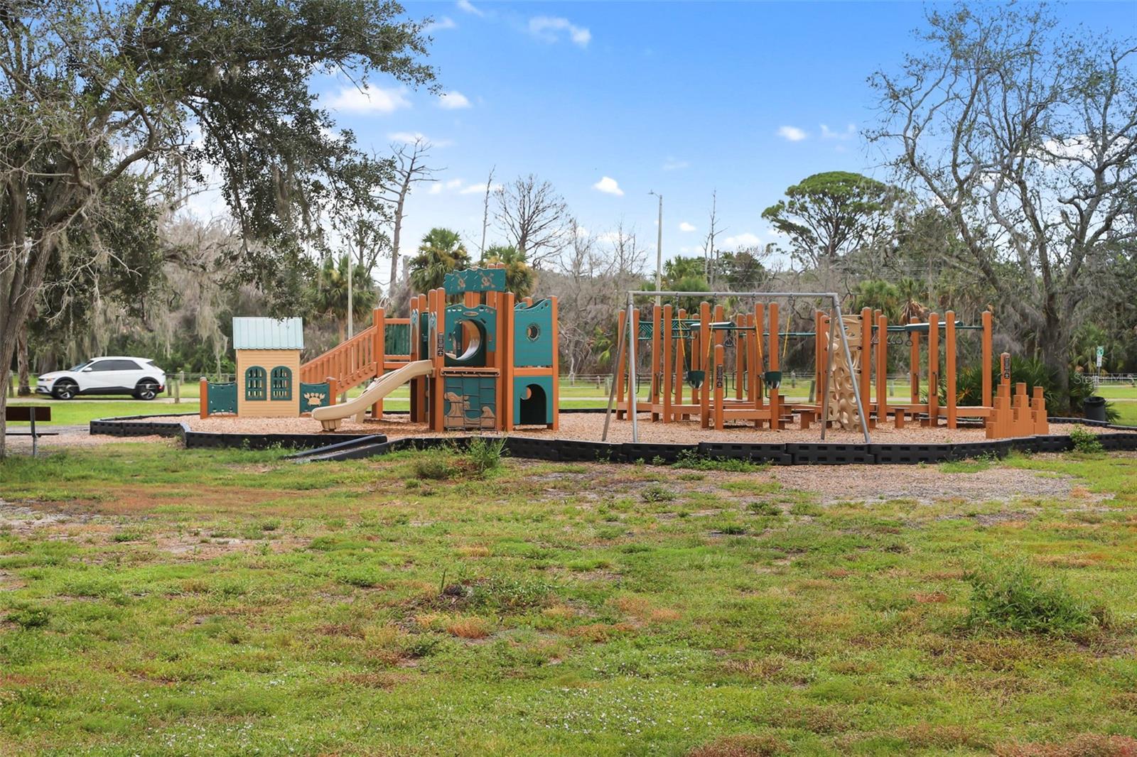 Listing photo id 23 for 2431 Pinetta Court