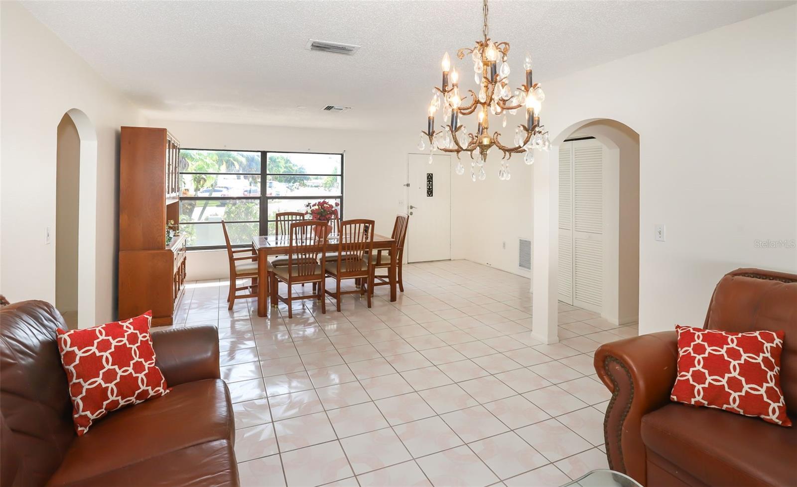 Listing photo id 4 for 2431 Pinetta Court