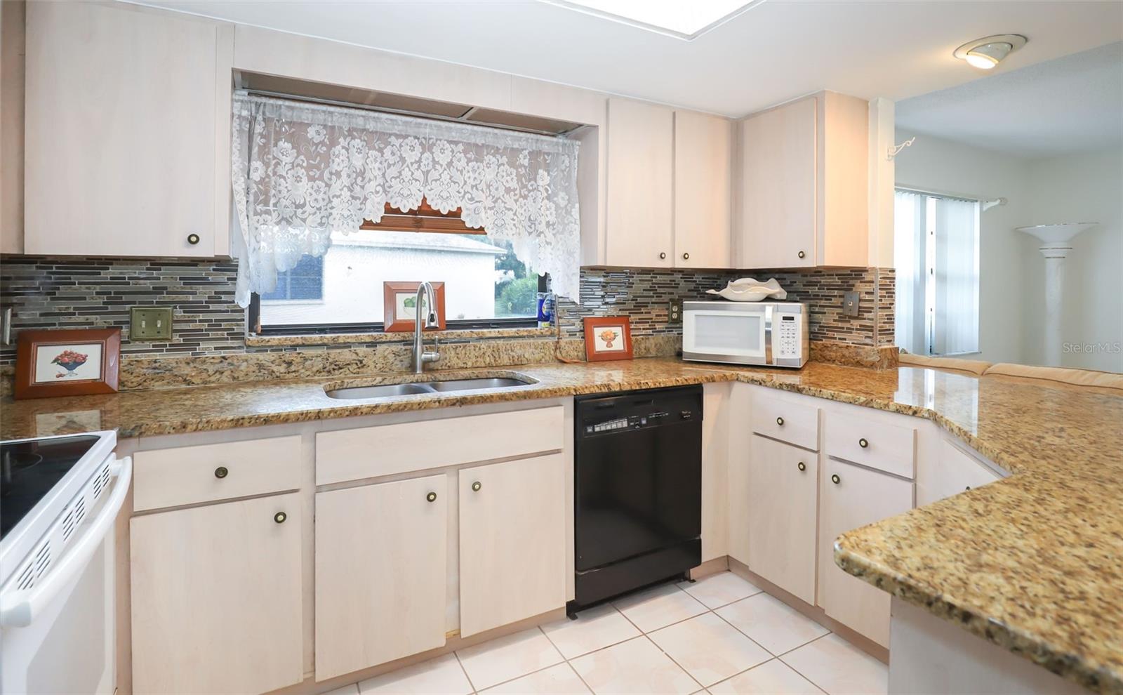 Listing photo id 5 for 2431 Pinetta Court