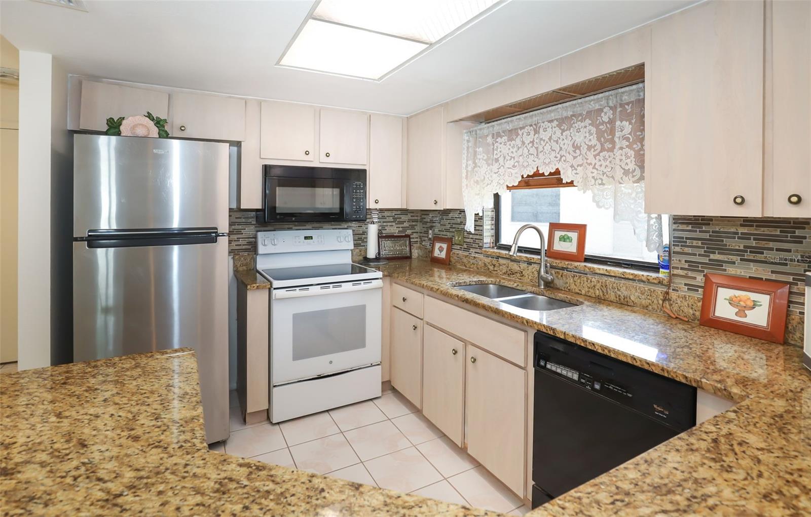 Listing photo id 6 for 2431 Pinetta Court