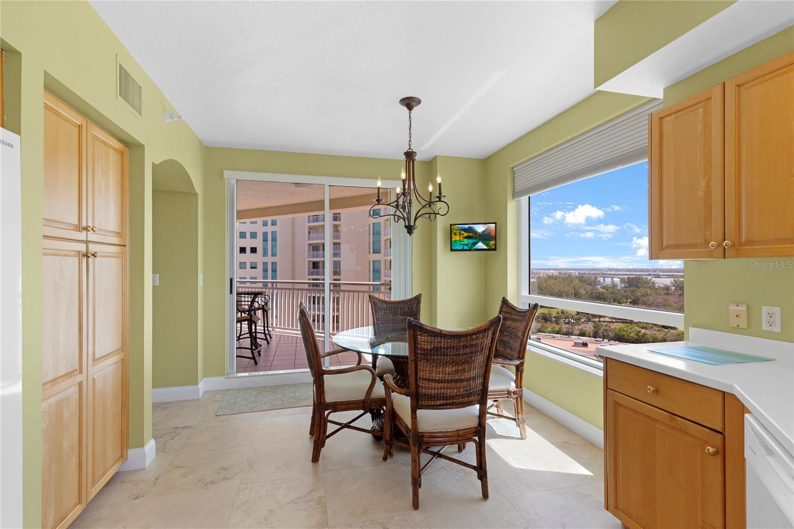 Image 11 of 32 For 1180 Gulf Boulevard 1506