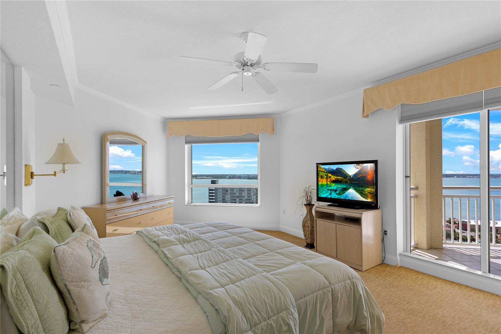 Image 13 of 32 For 1180 Gulf Boulevard 1506