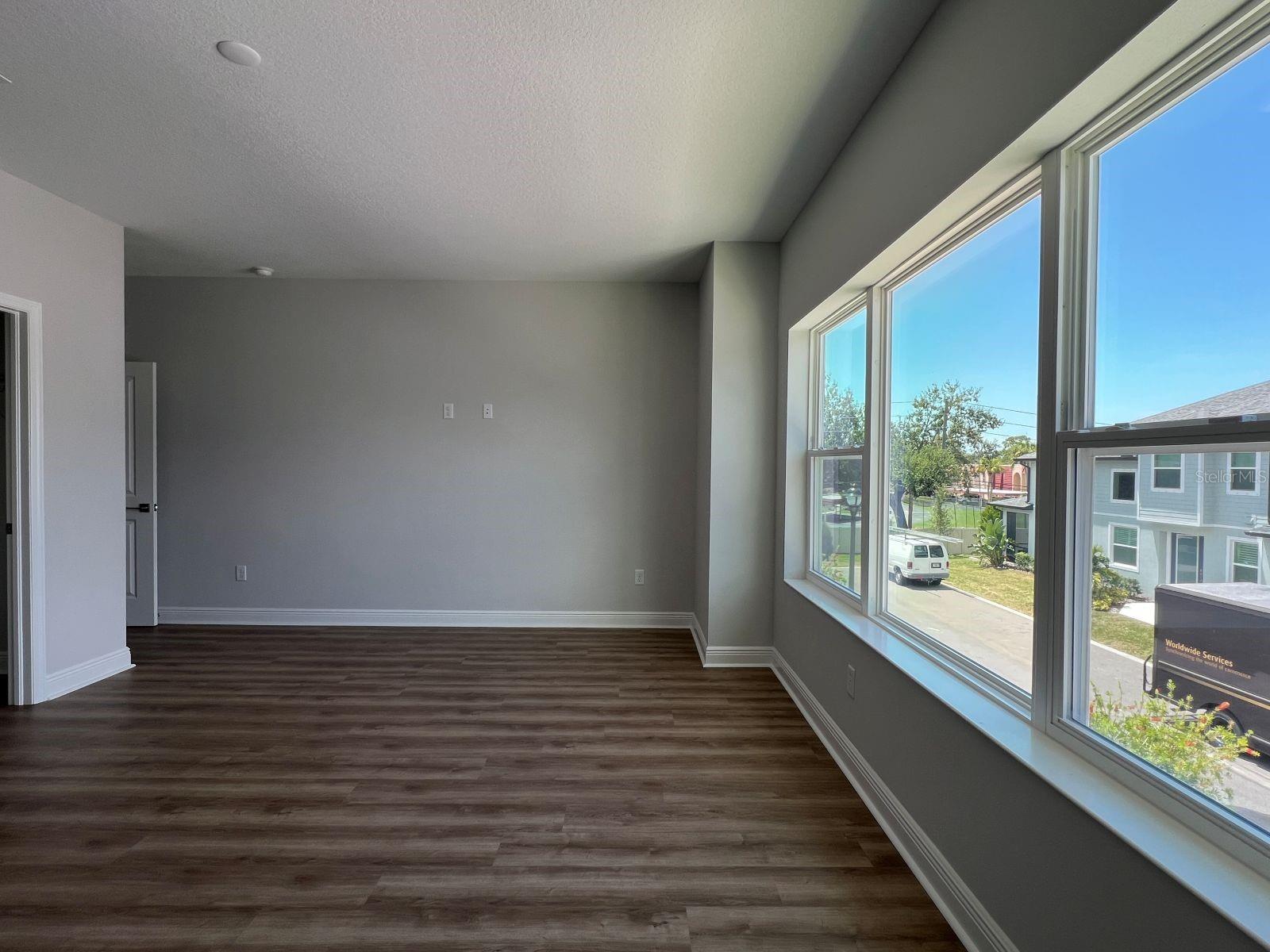 Listing photo id 11 for 7654 93rd Street N