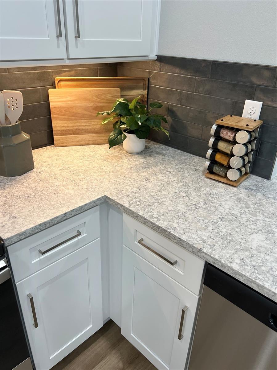 Listing photo id 3 for 7654 93rd Street N
