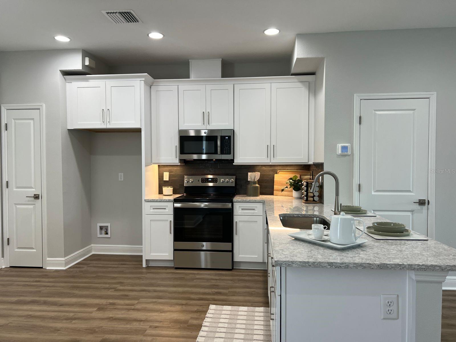 Listing photo id 5 for 7654 93rd Street N