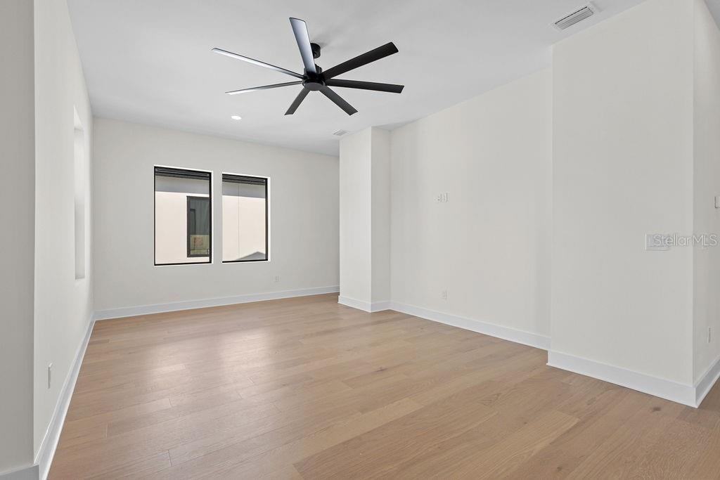 Image 43 of 77 For 3202 La Salle Street