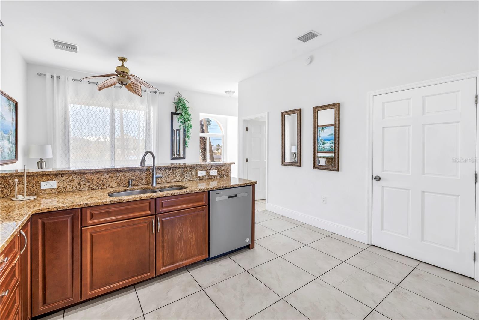 Image 24 of 72 For 17821 Gulf Boulevard B