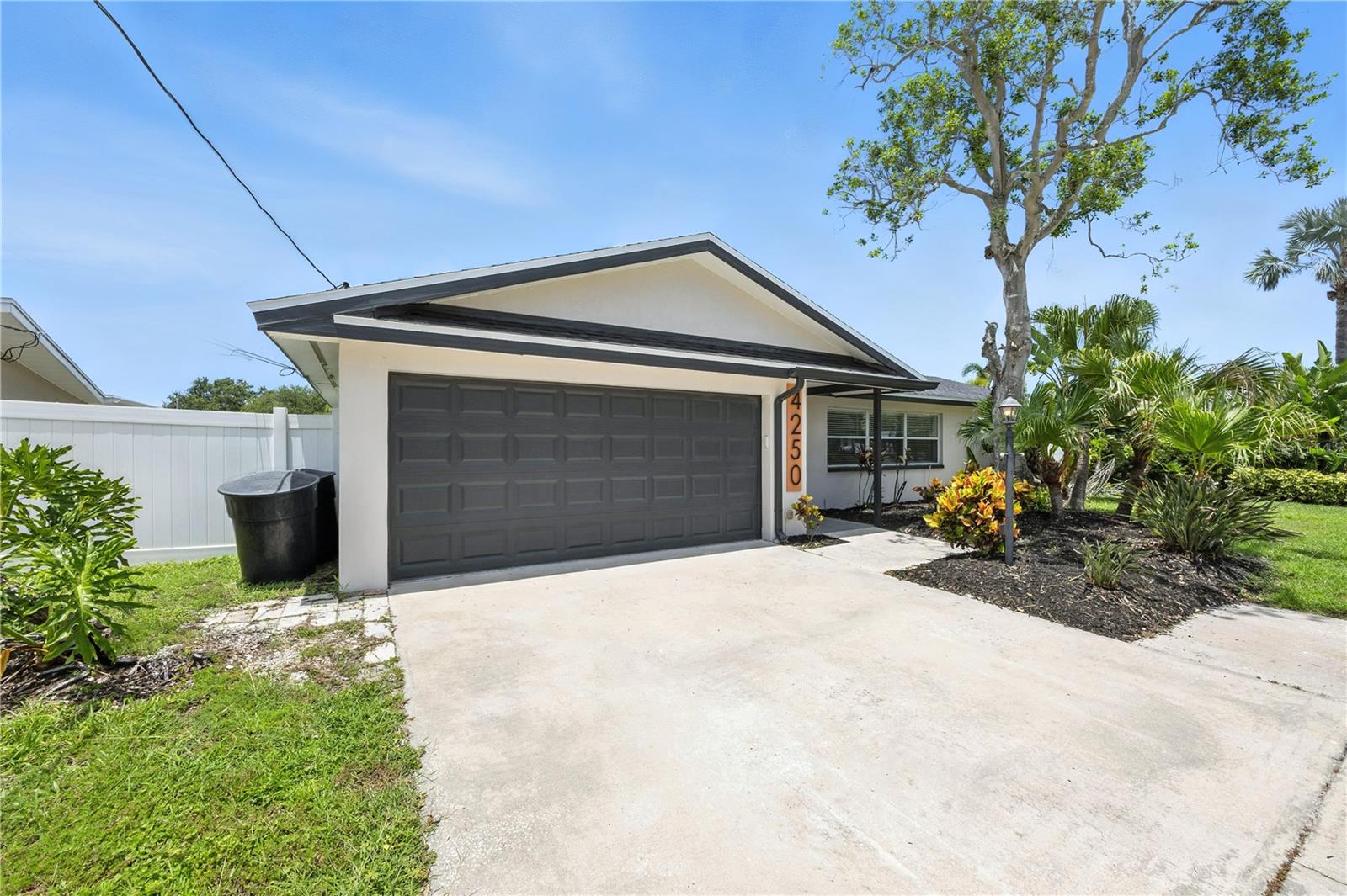 Image 2 of 36 For 4250 14th Way Ne