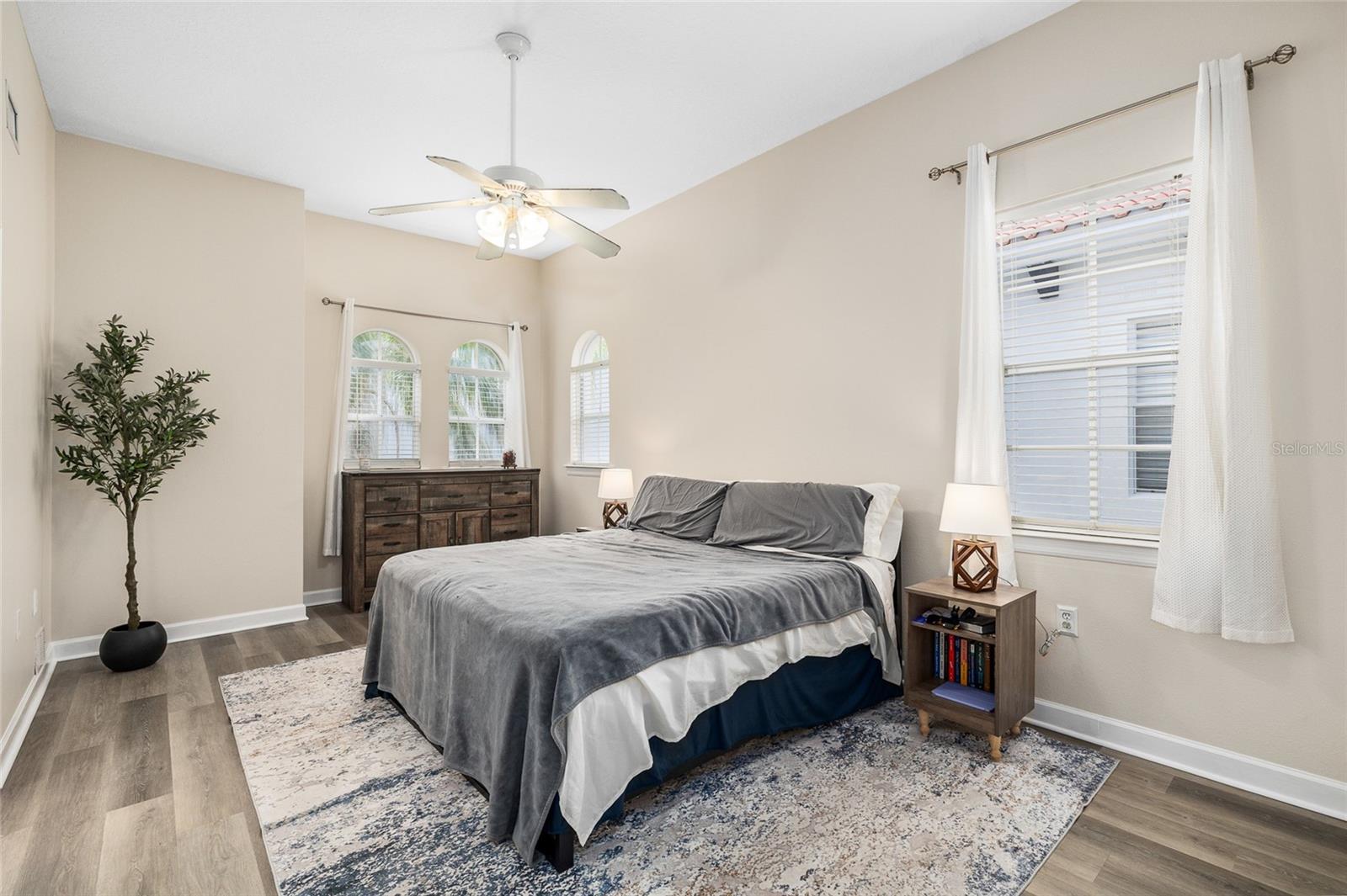 Listing photo id 9 for 104 Moody Avenue 3