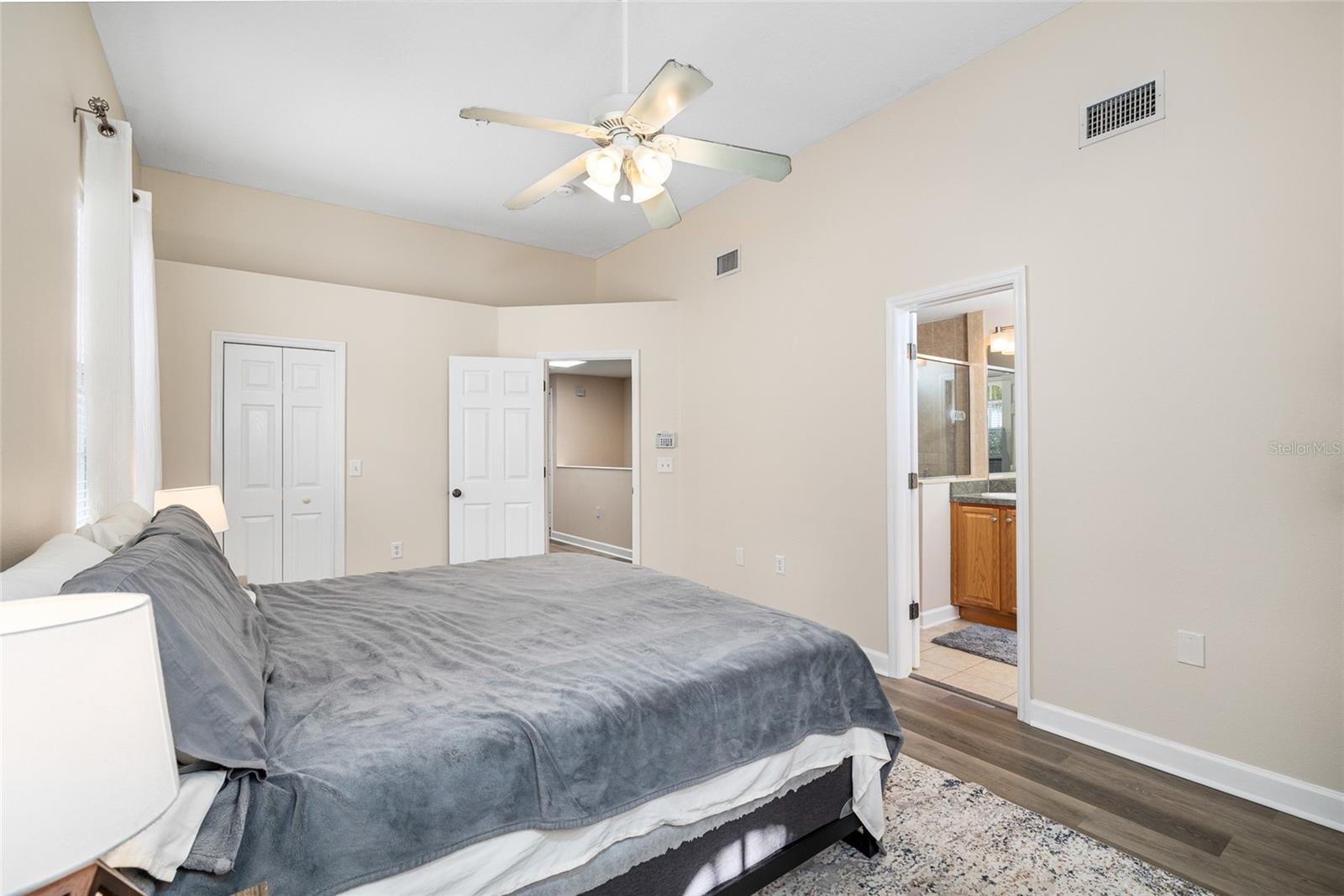 Listing photo id 10 for 104 Moody Avenue 3