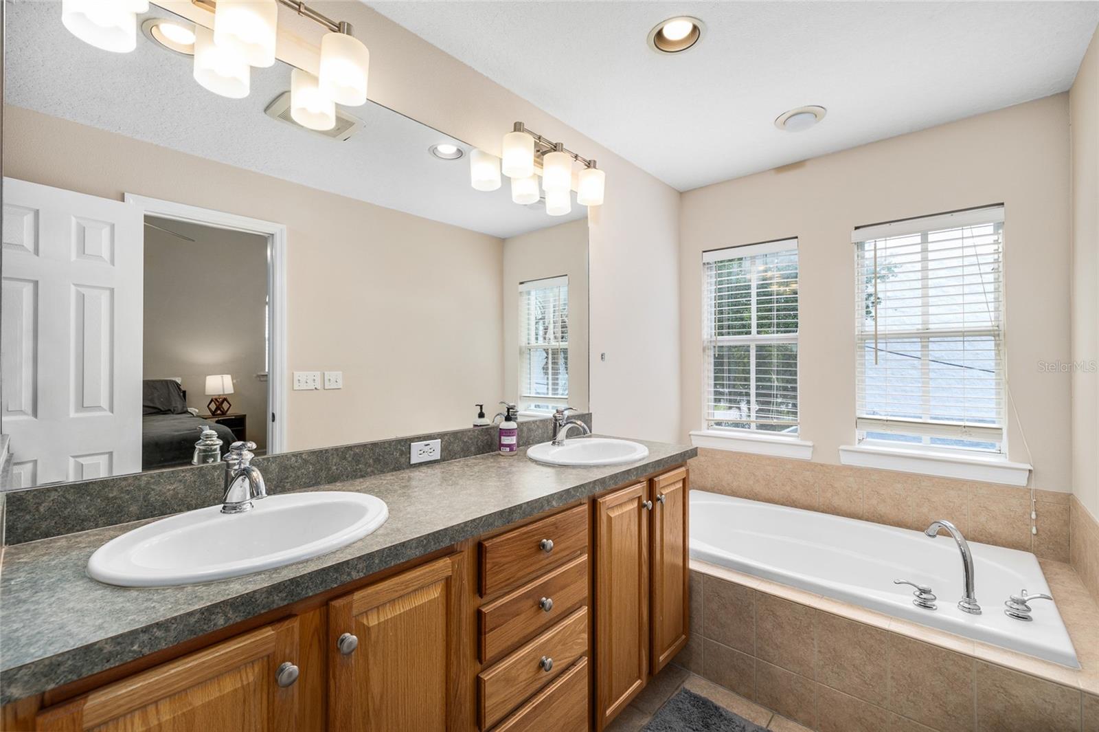 Listing photo id 11 for 104 Moody Avenue 3