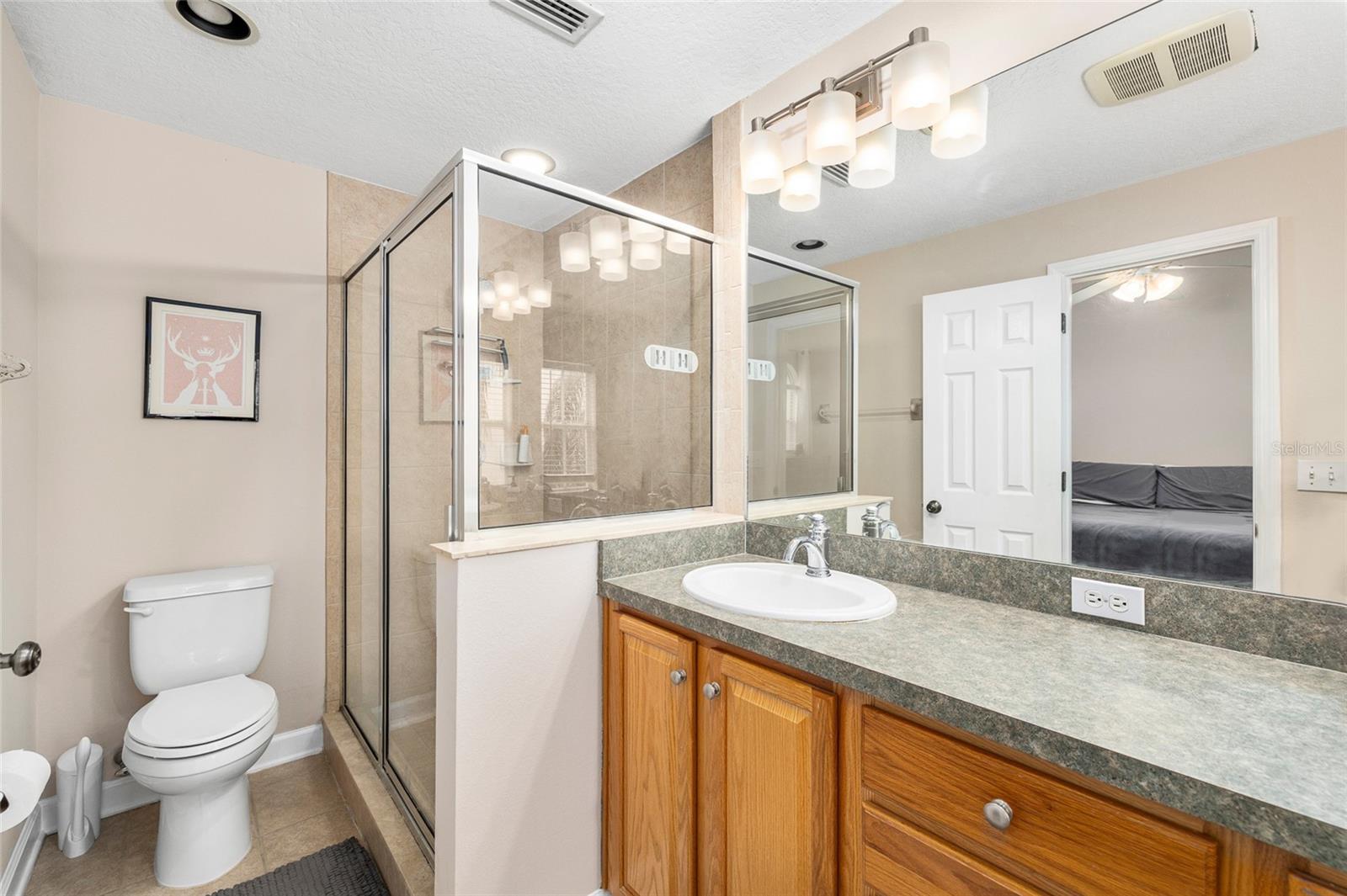 Listing photo id 12 for 104 Moody Avenue 3