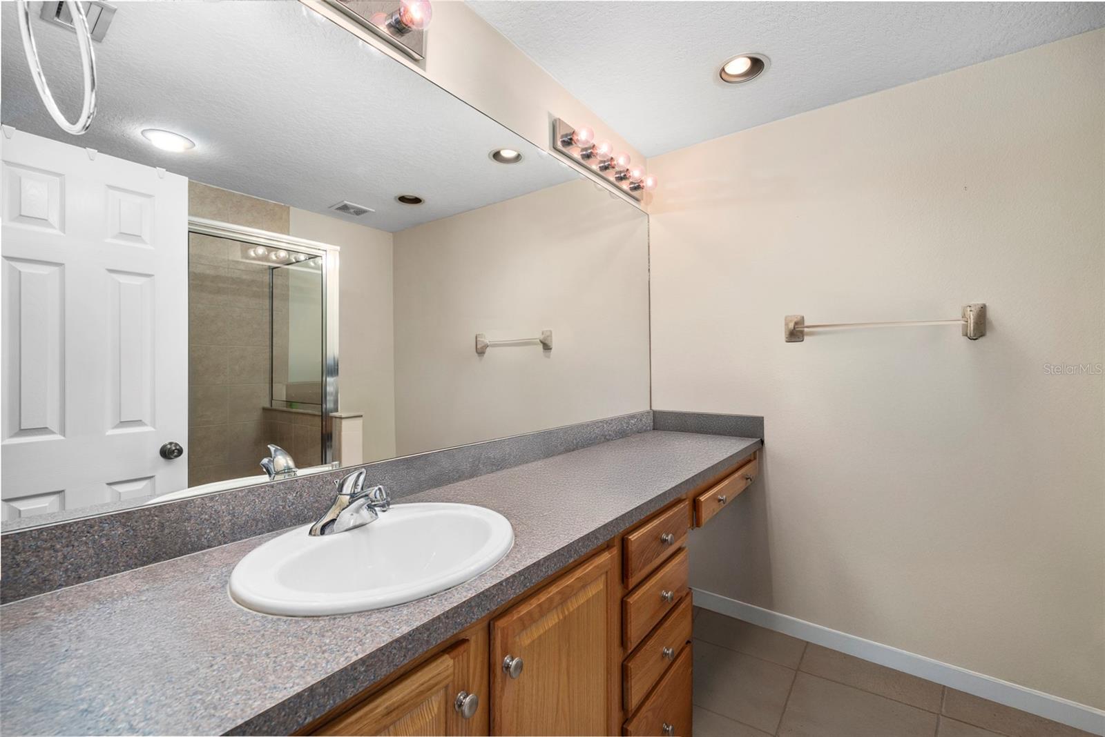 Listing photo id 14 for 104 Moody Avenue 3