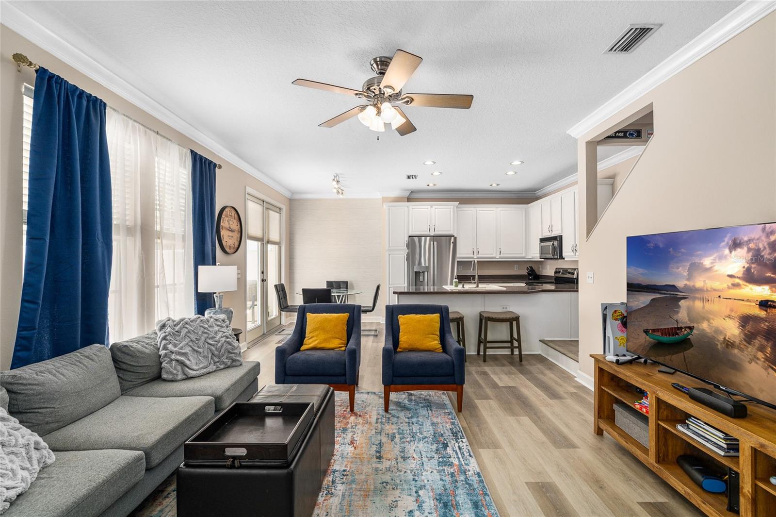Listing photo id 2 for 104 Moody Avenue 3