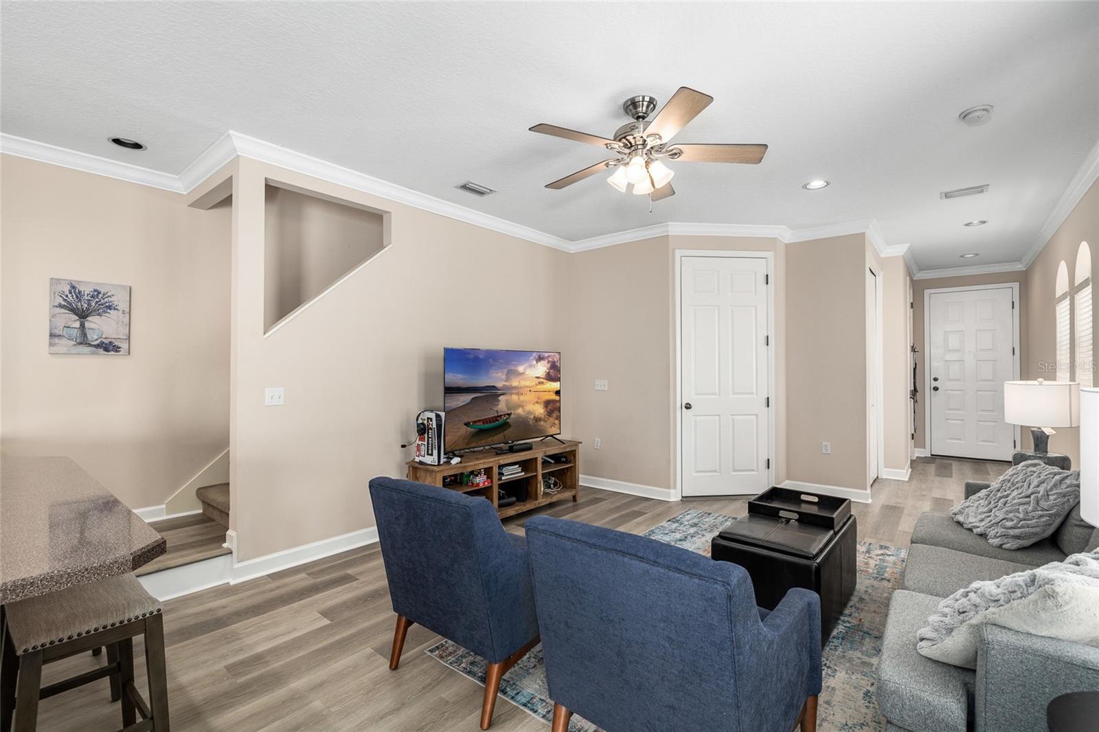 Listing photo id 3 for 104 Moody Avenue 3
