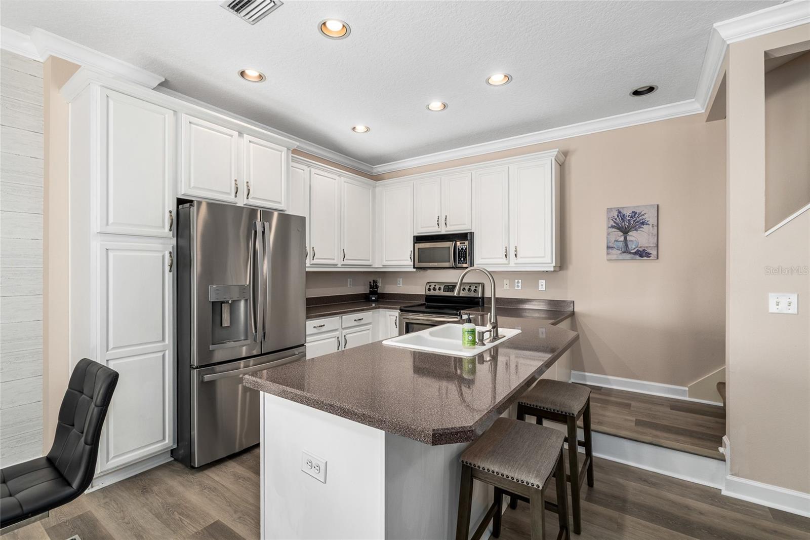 Listing photo id 4 for 104 Moody Avenue 3