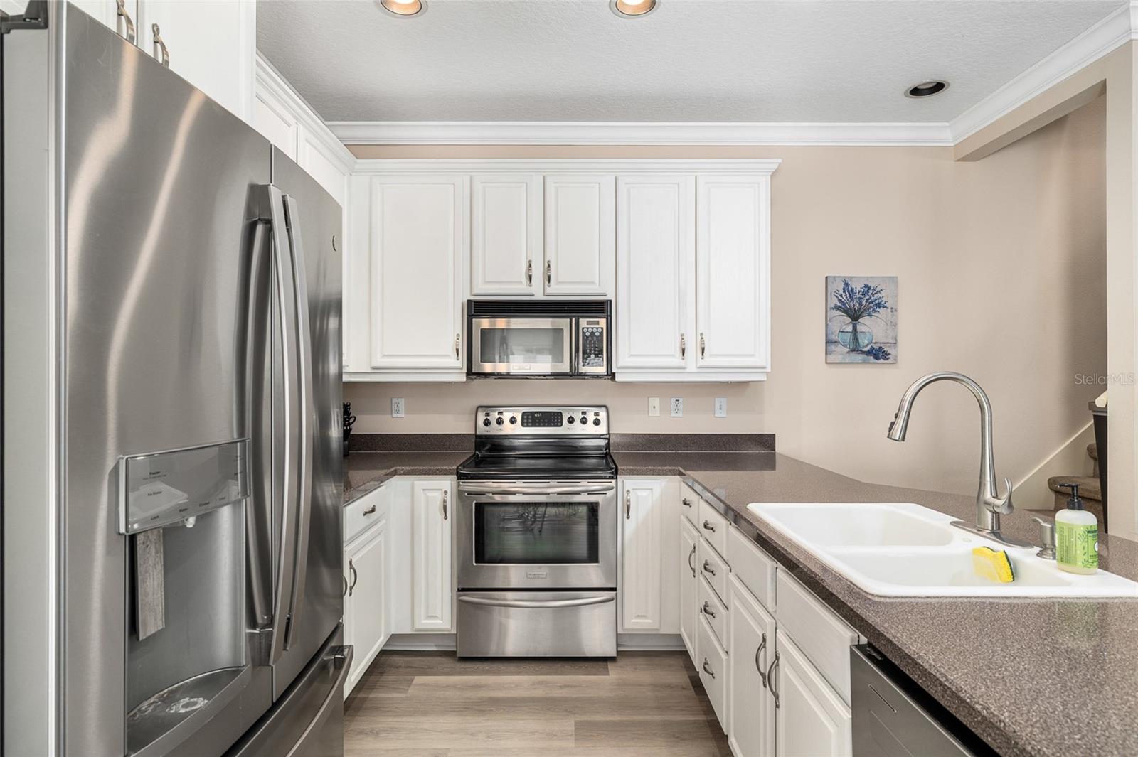 Listing photo id 5 for 104 Moody Avenue 3