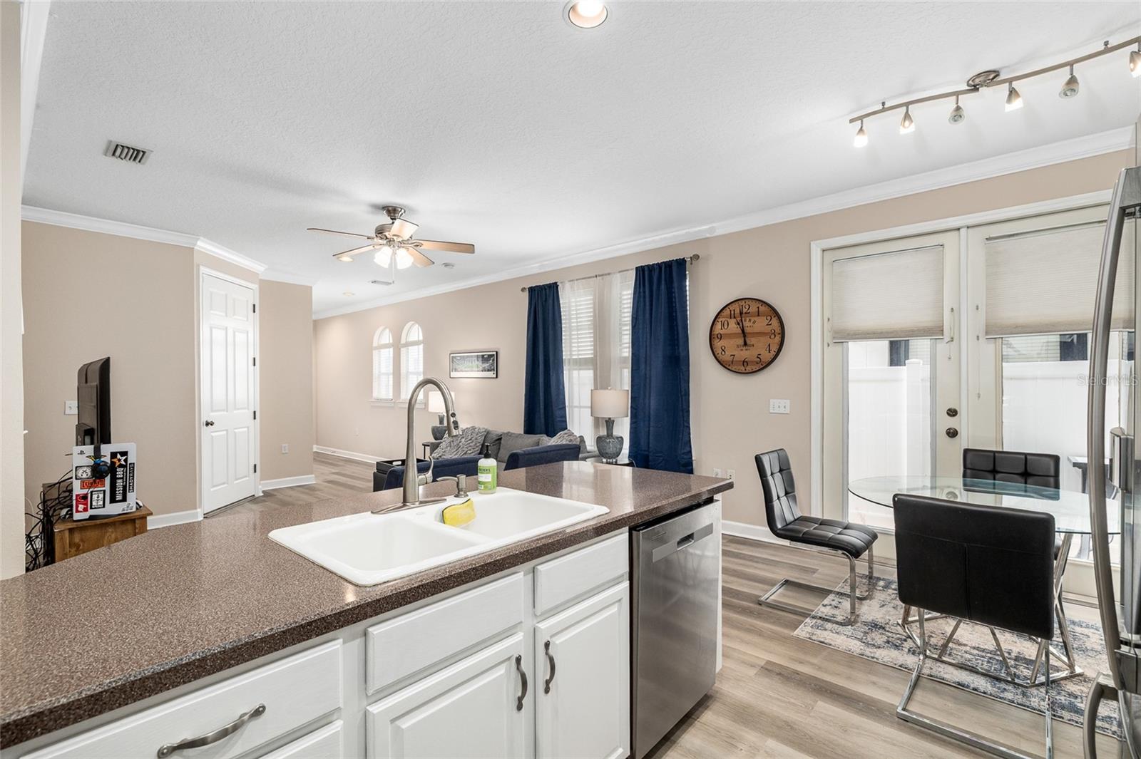 Listing photo id 6 for 104 Moody Avenue 3