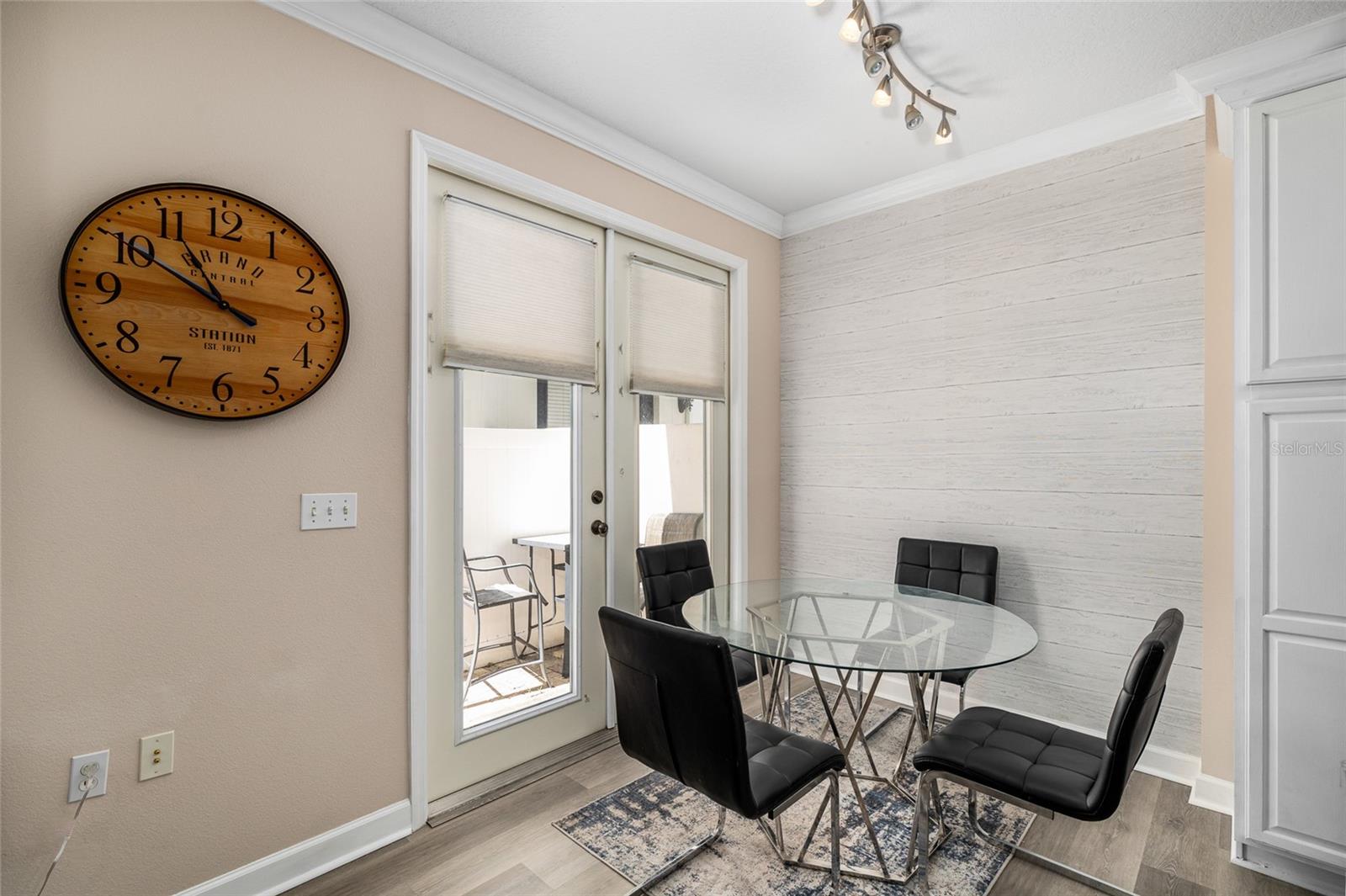 Listing photo id 7 for 104 Moody Avenue 3