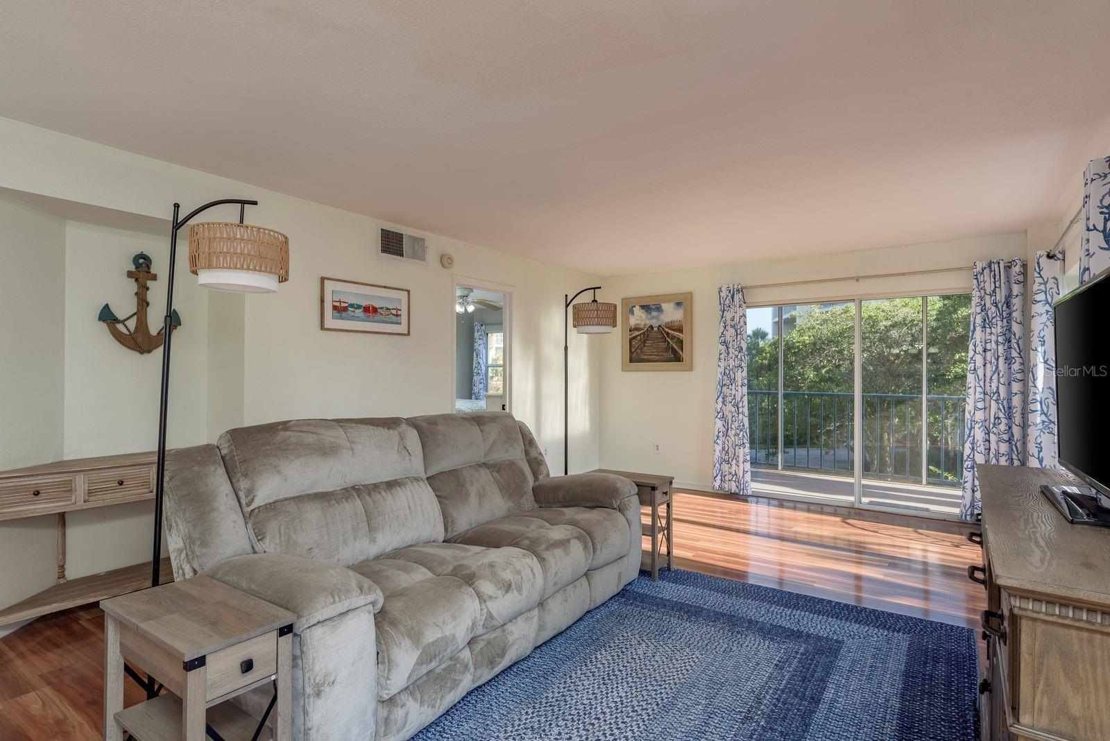 Image 17 of 39 For 5557 Sea Forest Drive 118