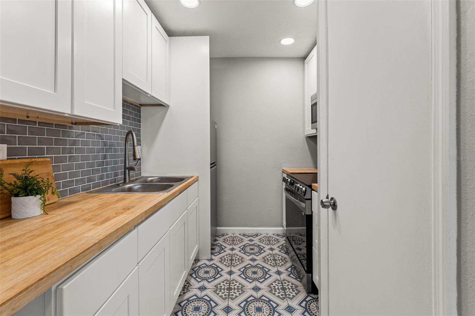 Image 10 of 28 For 209 Seahorse Drive Se D