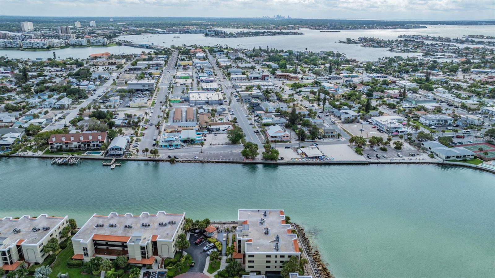Image 26 of 35 For 7403 Bayshore Drive 305
