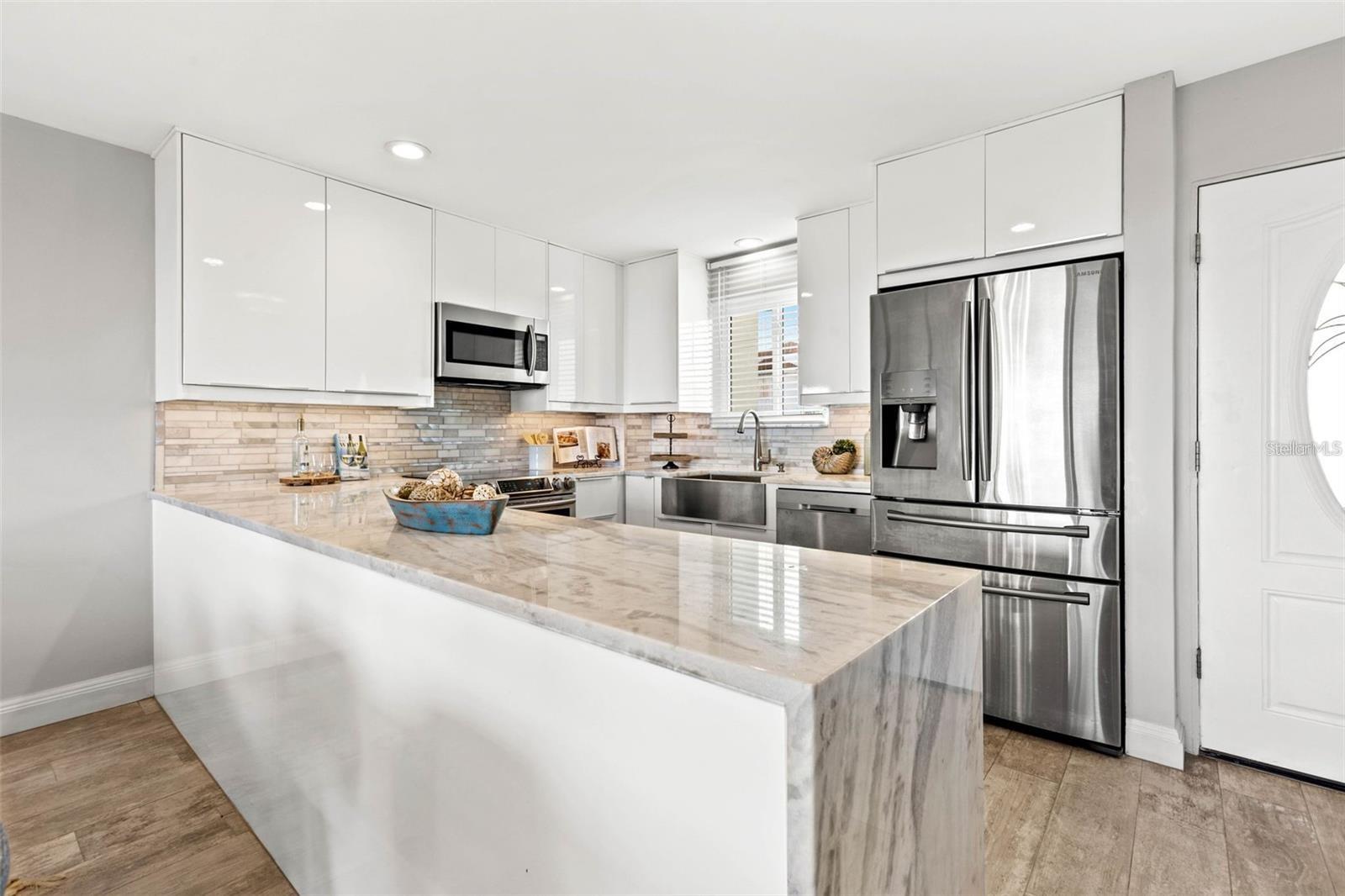 Listing photo id 2 for 1365 Snell Isle Boulevard Ne 8d