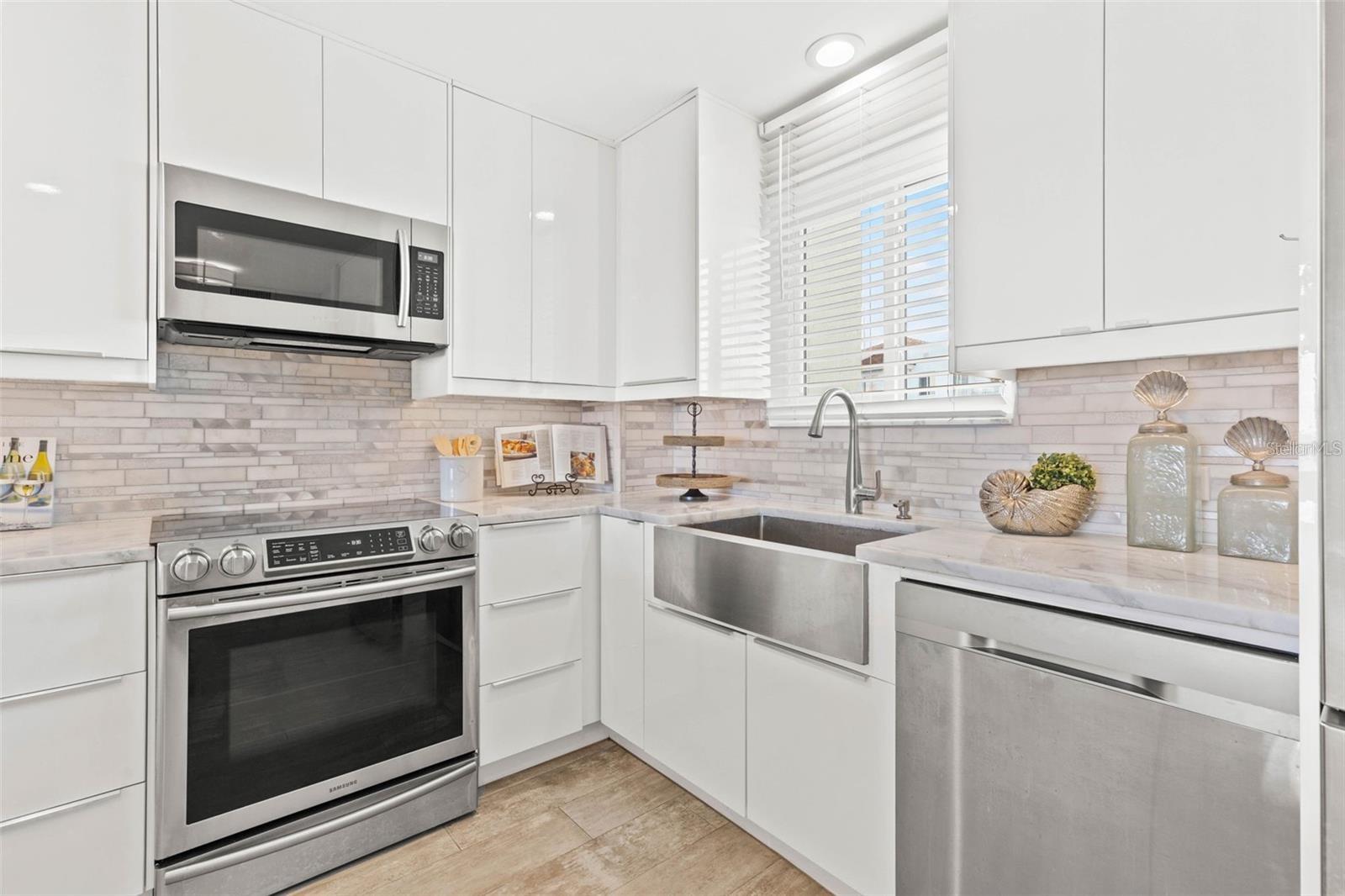 Listing photo id 4 for 1365 Snell Isle Boulevard Ne 8d