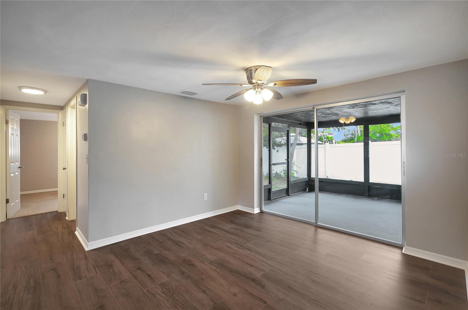Listing photo id 9 for 6234 Maplewood Drive