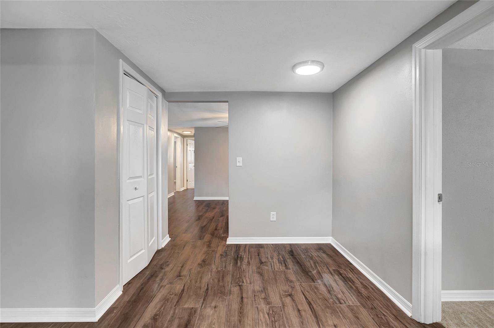 Listing photo id 13 for 6234 Maplewood Drive