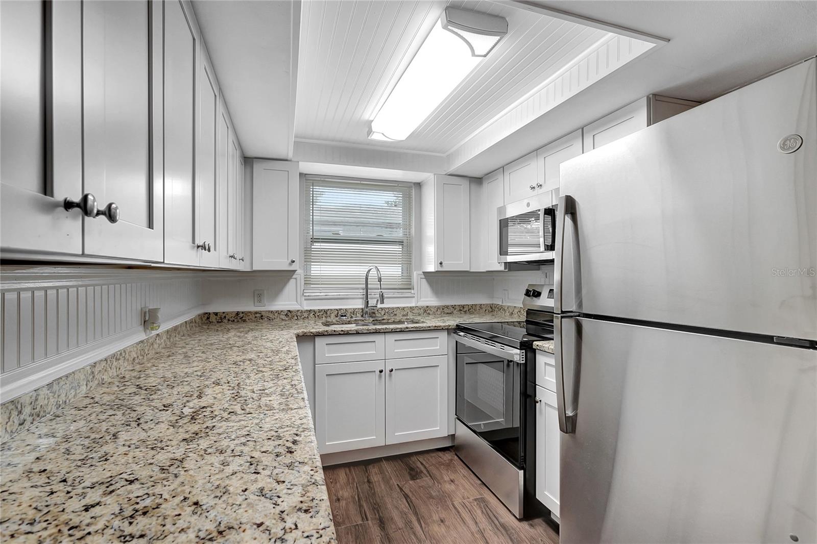 Listing photo id 14 for 6234 Maplewood Drive