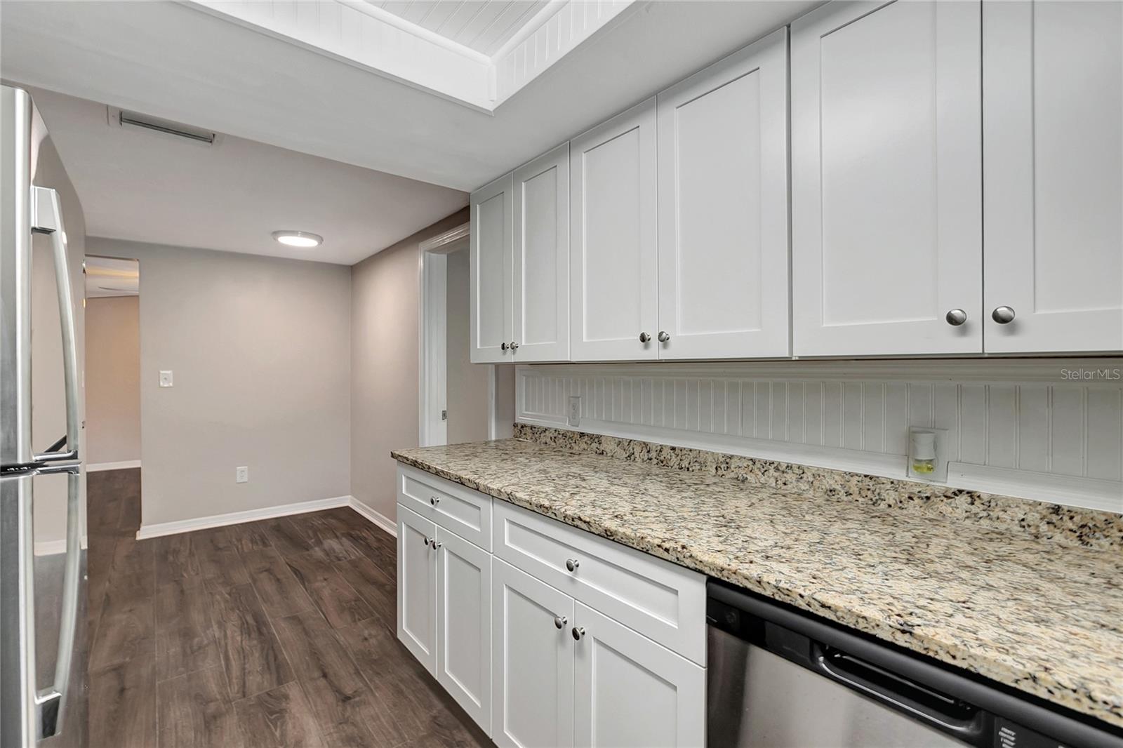 Listing photo id 17 for 6234 Maplewood Drive