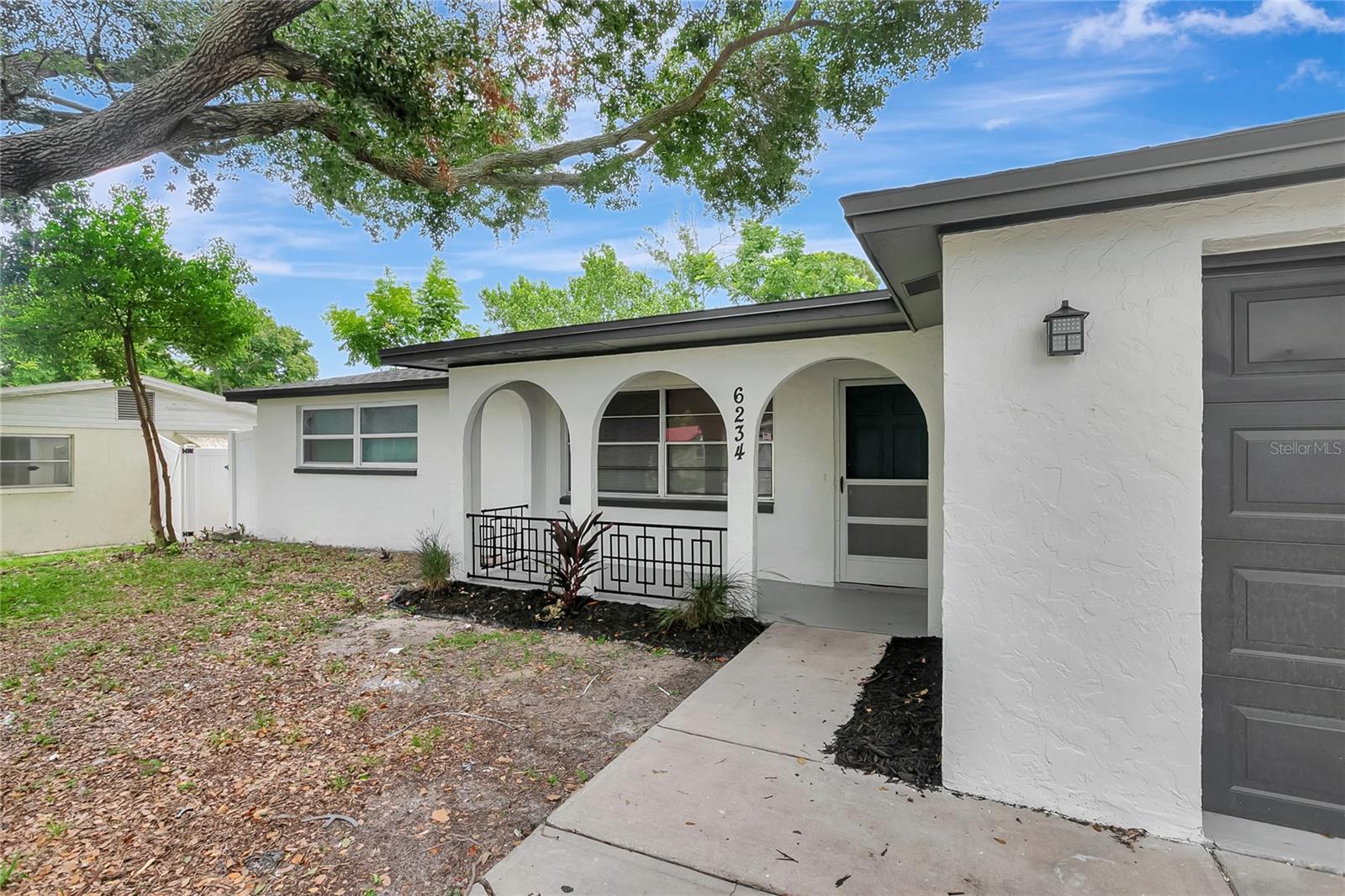 Listing photo id 2 for 6234 Maplewood Drive