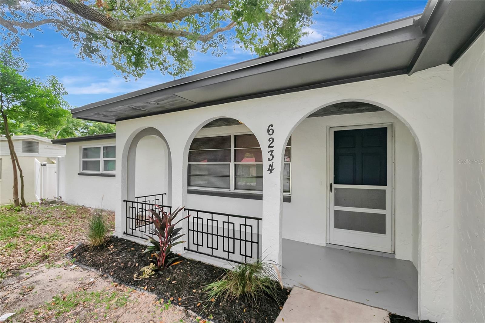 Listing photo id 3 for 6234 Maplewood Drive
