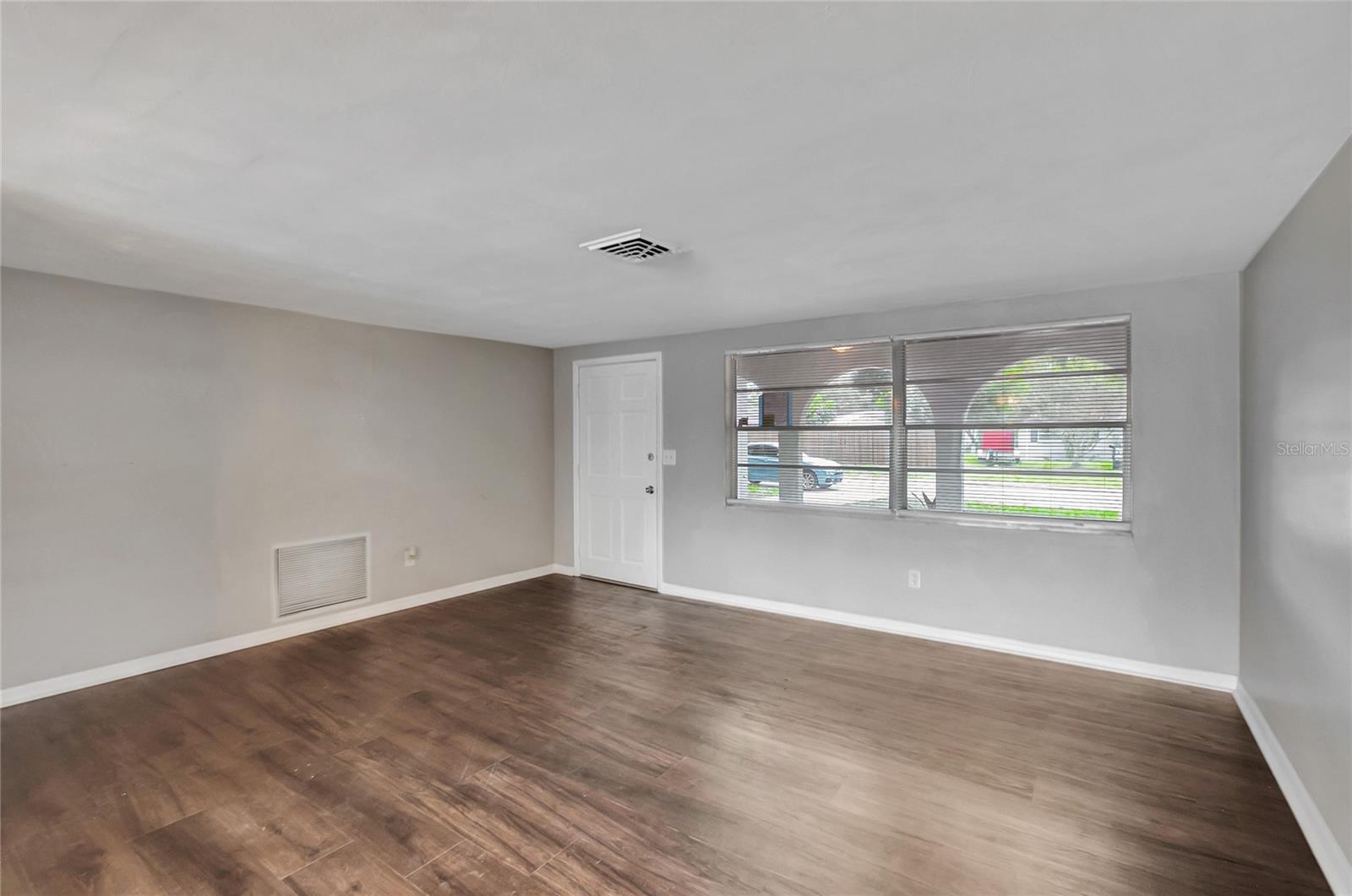 Listing photo id 5 for 6234 Maplewood Drive