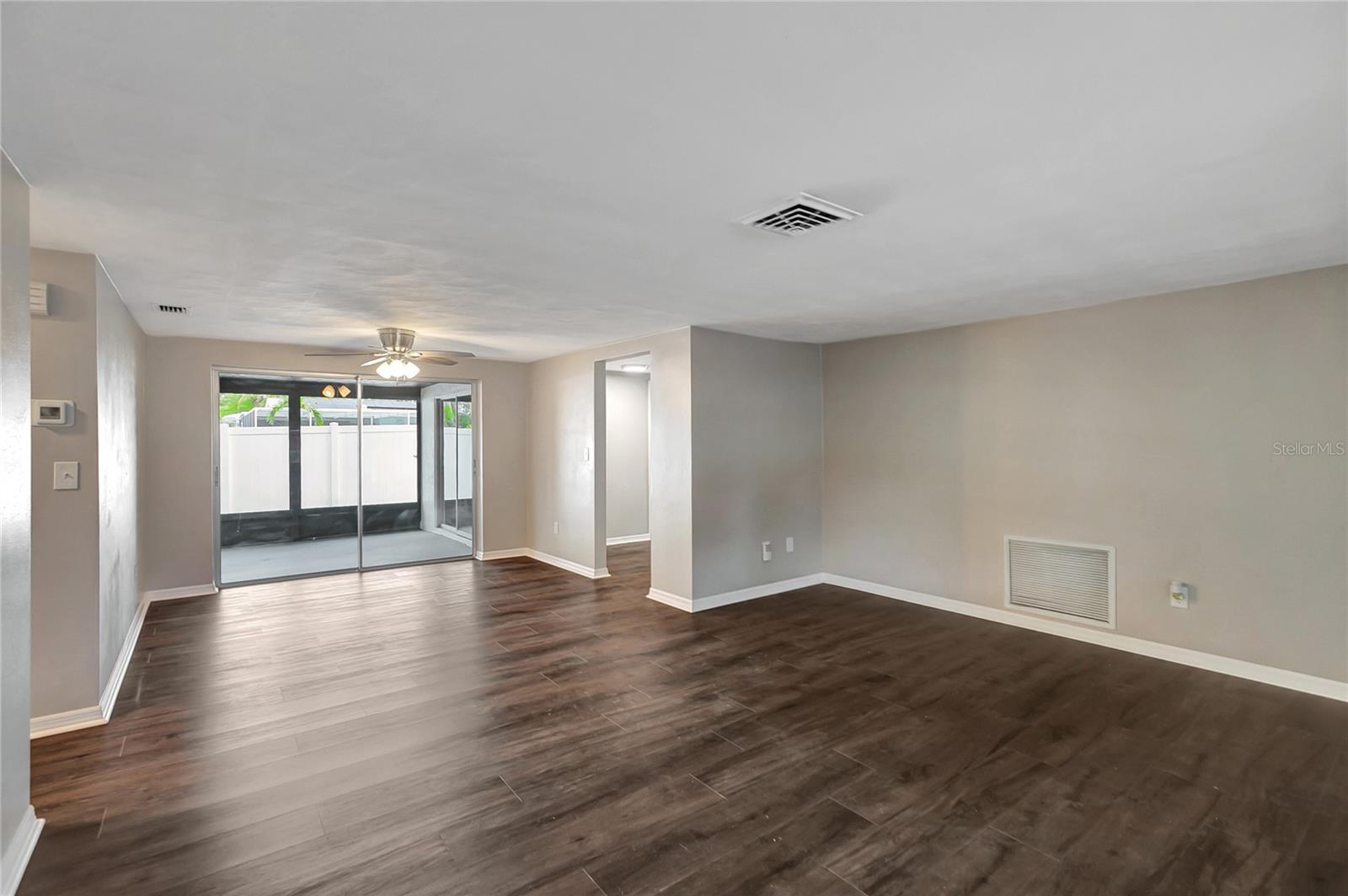 Listing photo id 6 for 6234 Maplewood Drive