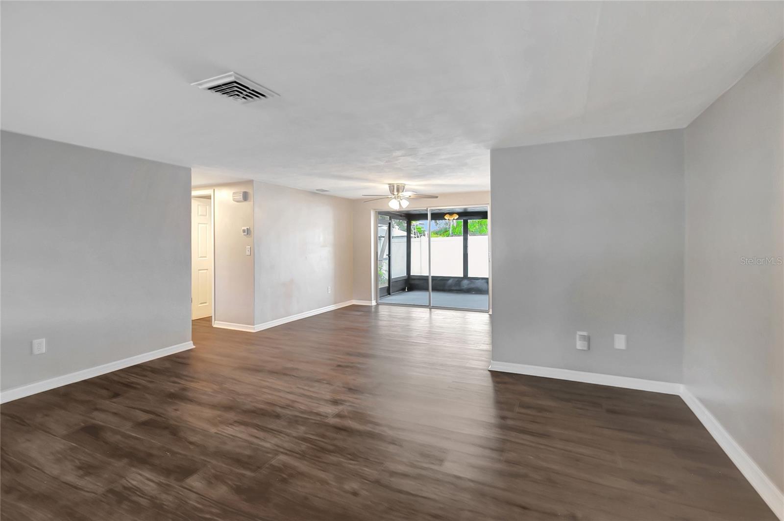 Listing photo id 7 for 6234 Maplewood Drive