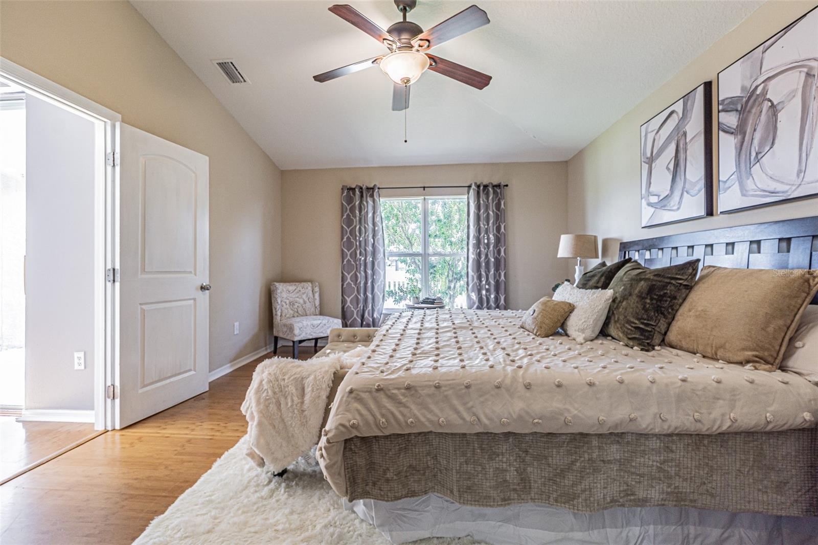 Listing photo id 9 for 6843 Runner Oak Drive