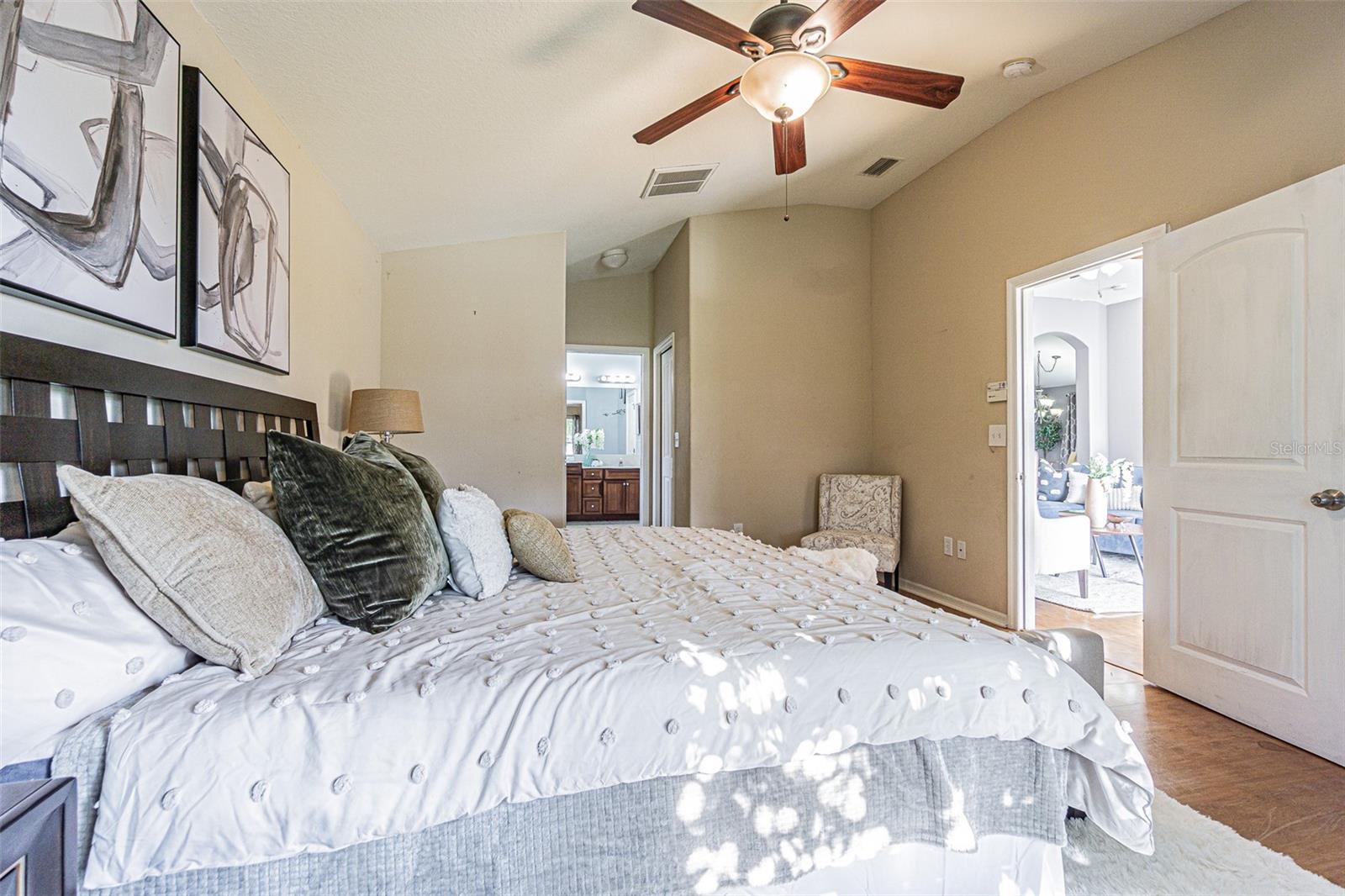 Listing photo id 10 for 6843 Runner Oak Drive