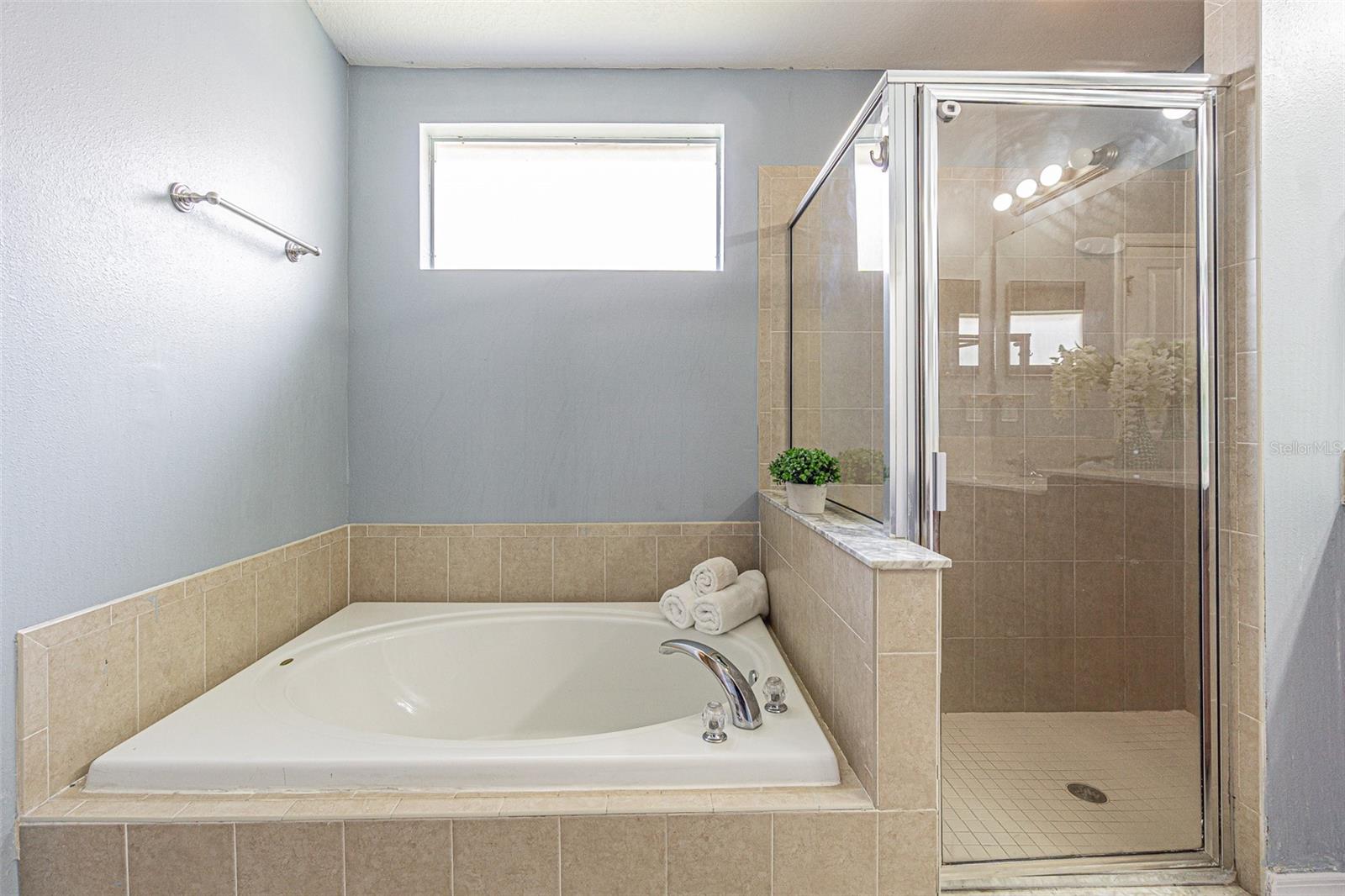 Listing photo id 11 for 6843 Runner Oak Drive