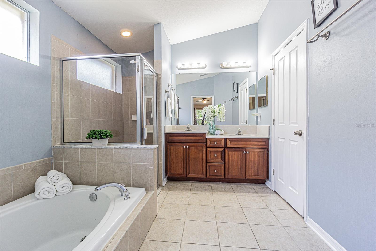 Listing photo id 12 for 6843 Runner Oak Drive