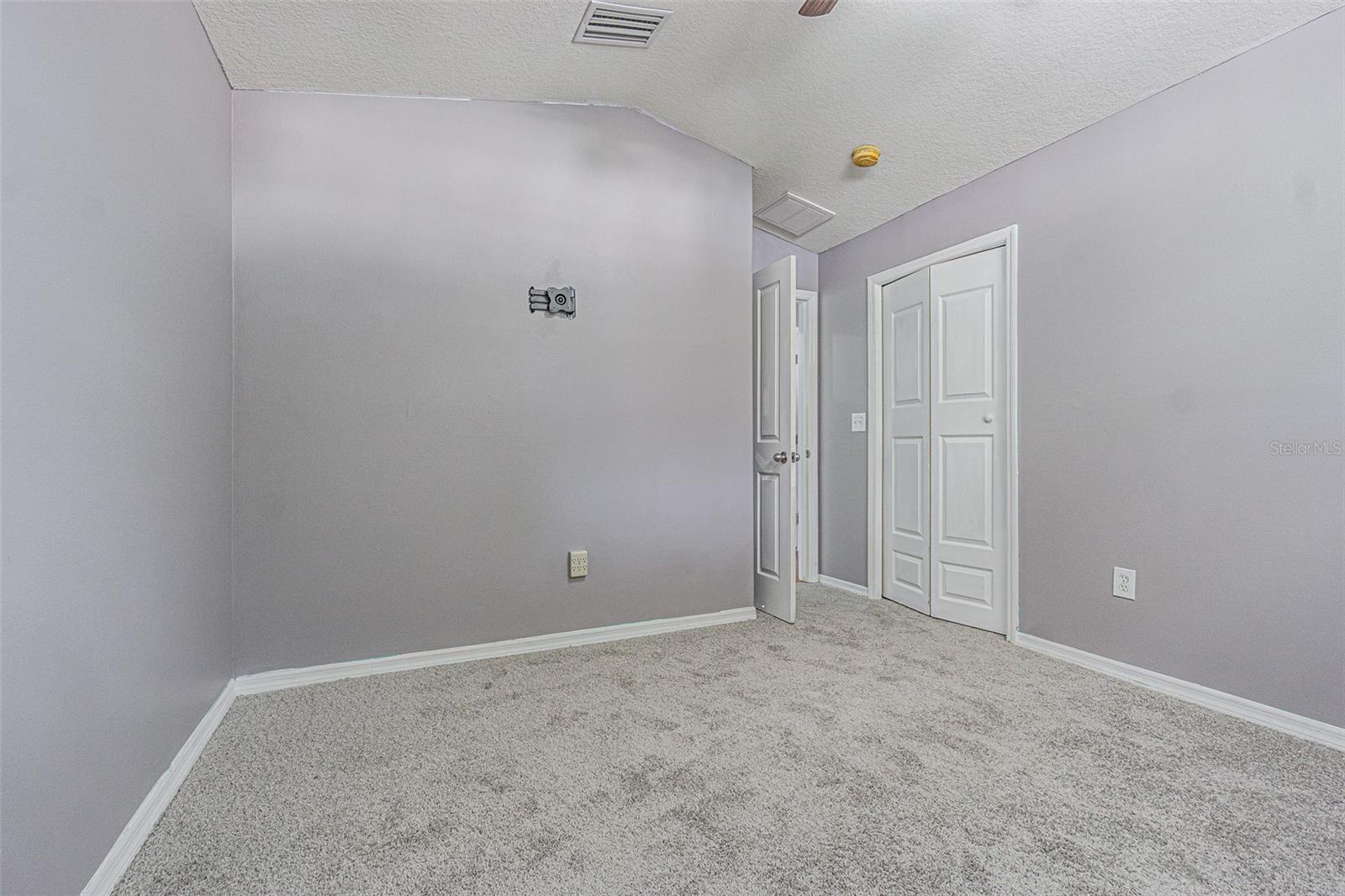 Listing photo id 16 for 6843 Runner Oak Drive